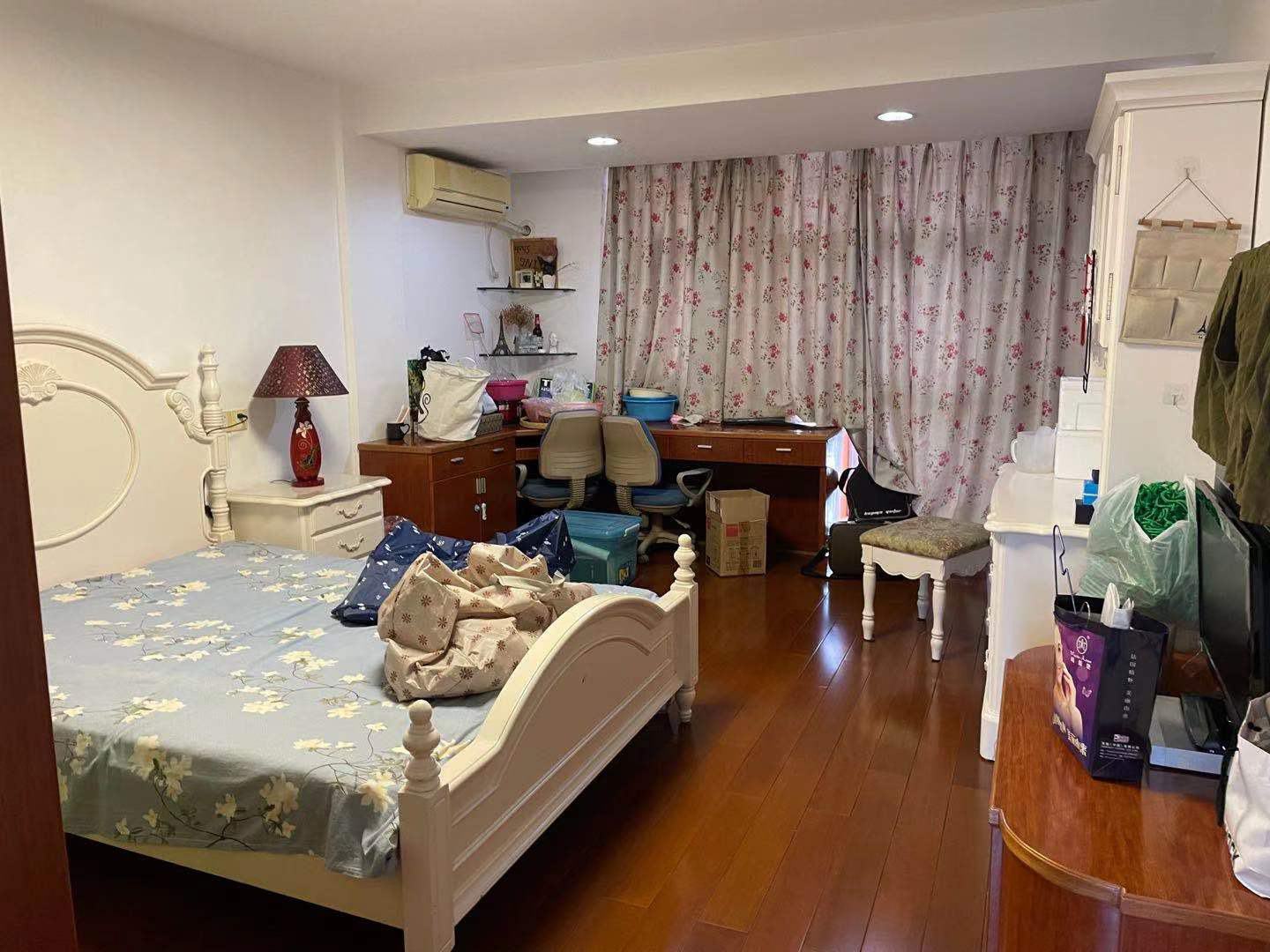 鸿景湾小区 4室2厅2卫180.0㎡
