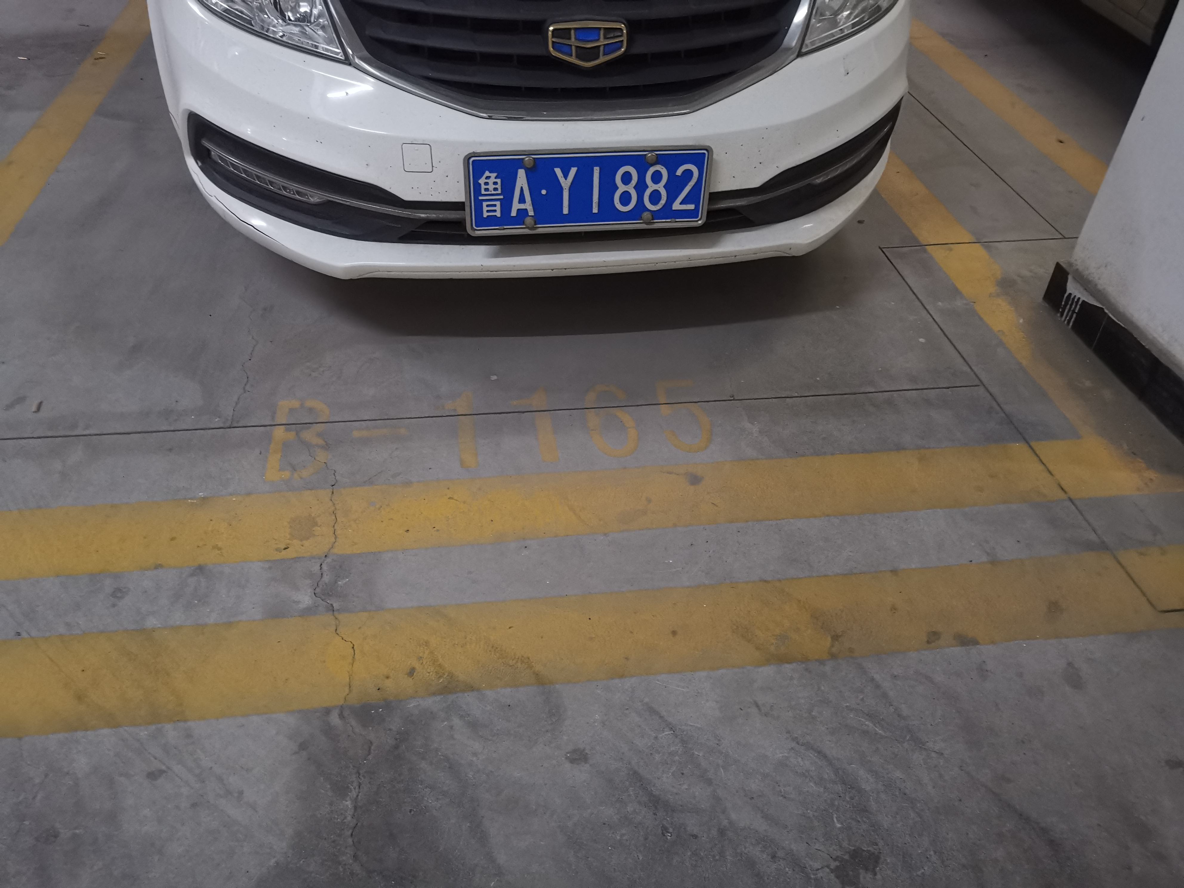  平面大车位诚心出售，紧邻出入口，出行方便