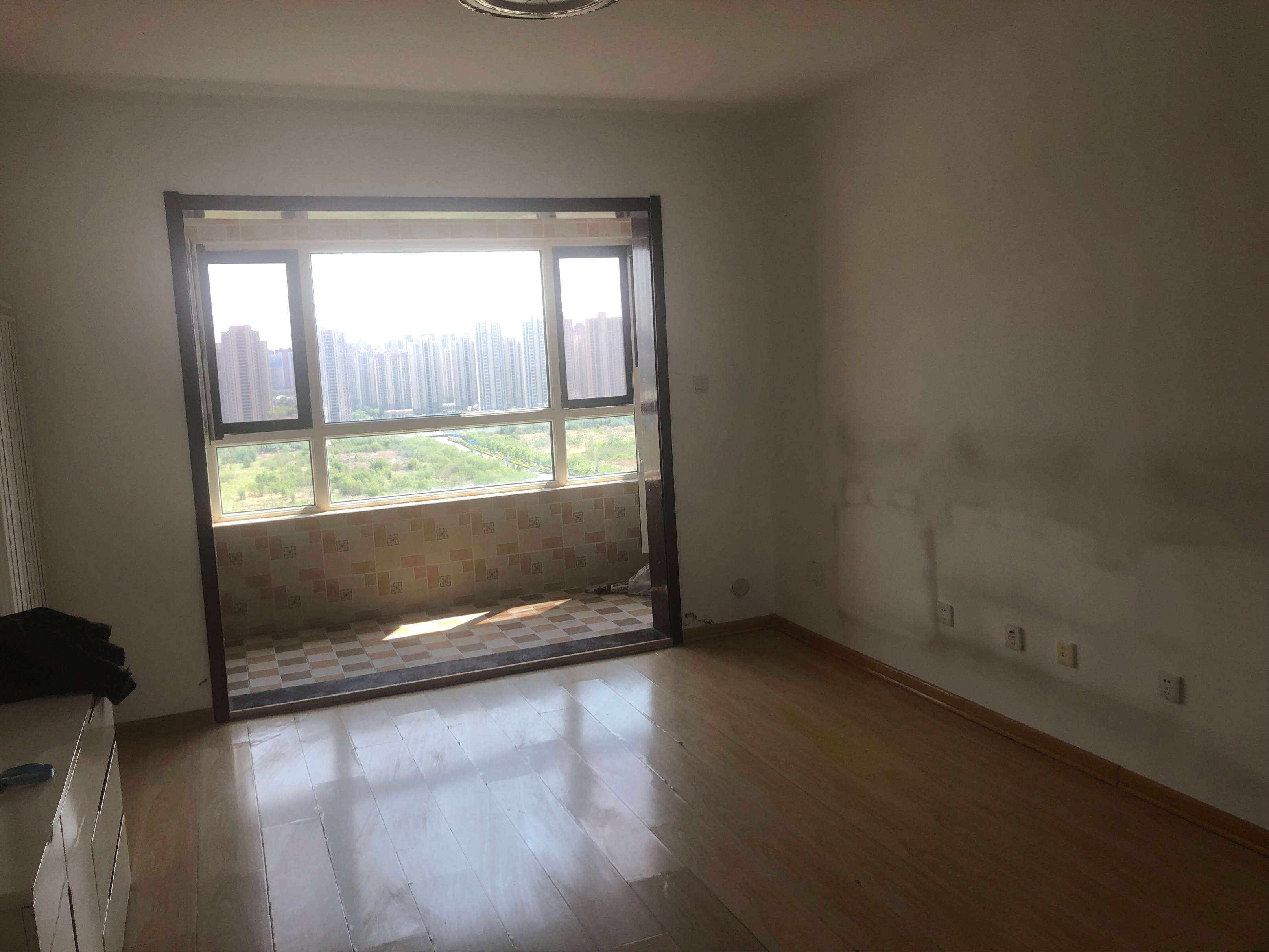 
							绿地新里香榭丽公馆