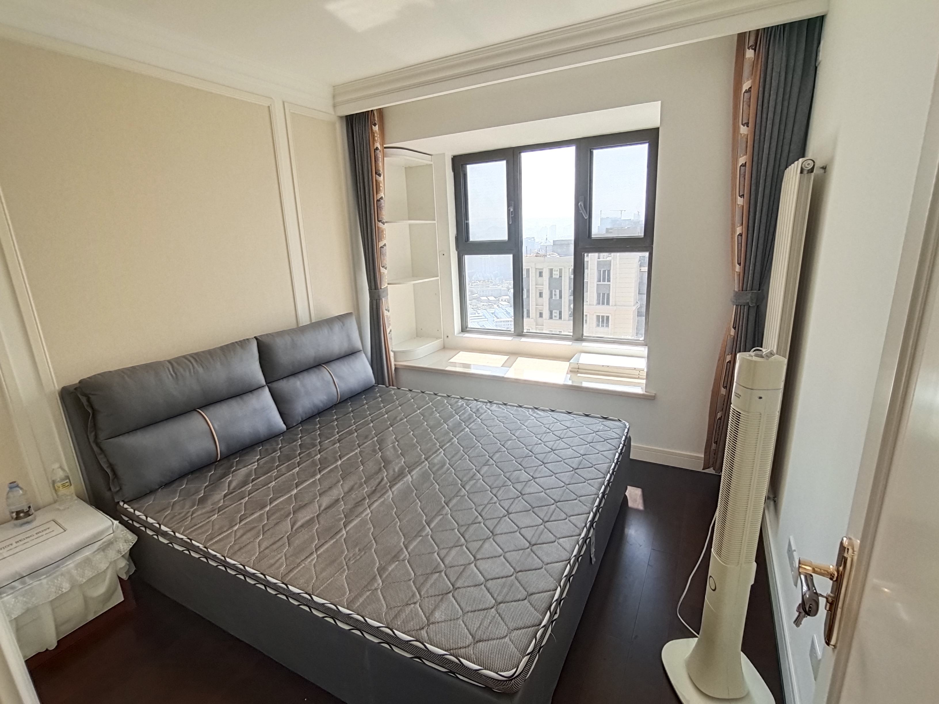 整租·中海珑岸，精装大三居，全新家具家电，可拎包入住有钥匙