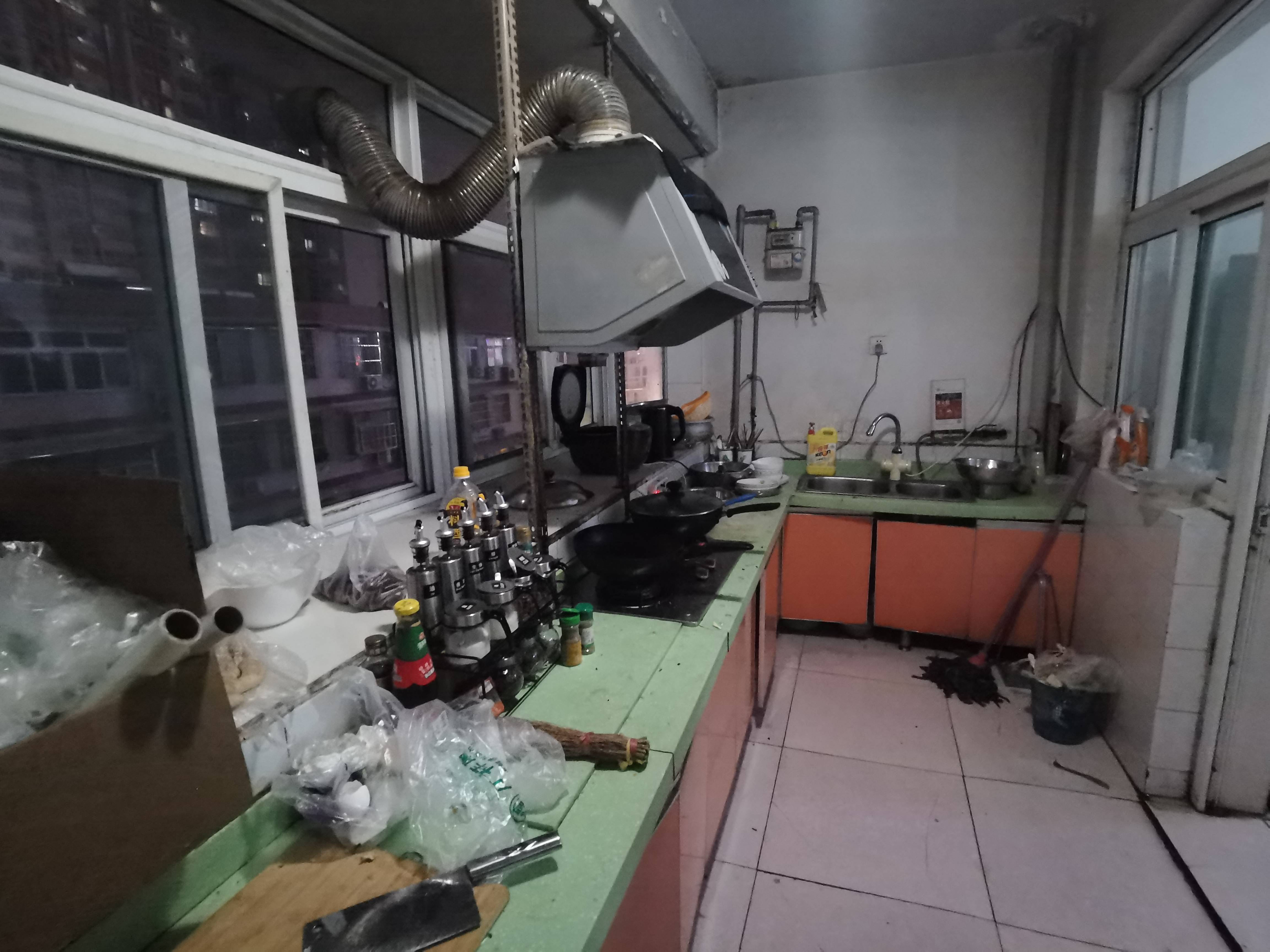 洪家楼西路82号