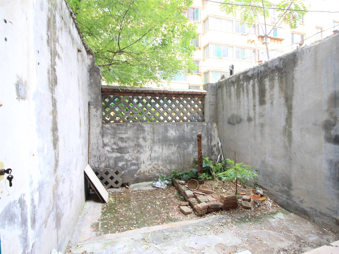  地铁口，公交车牌，都在小区附近，交通便利