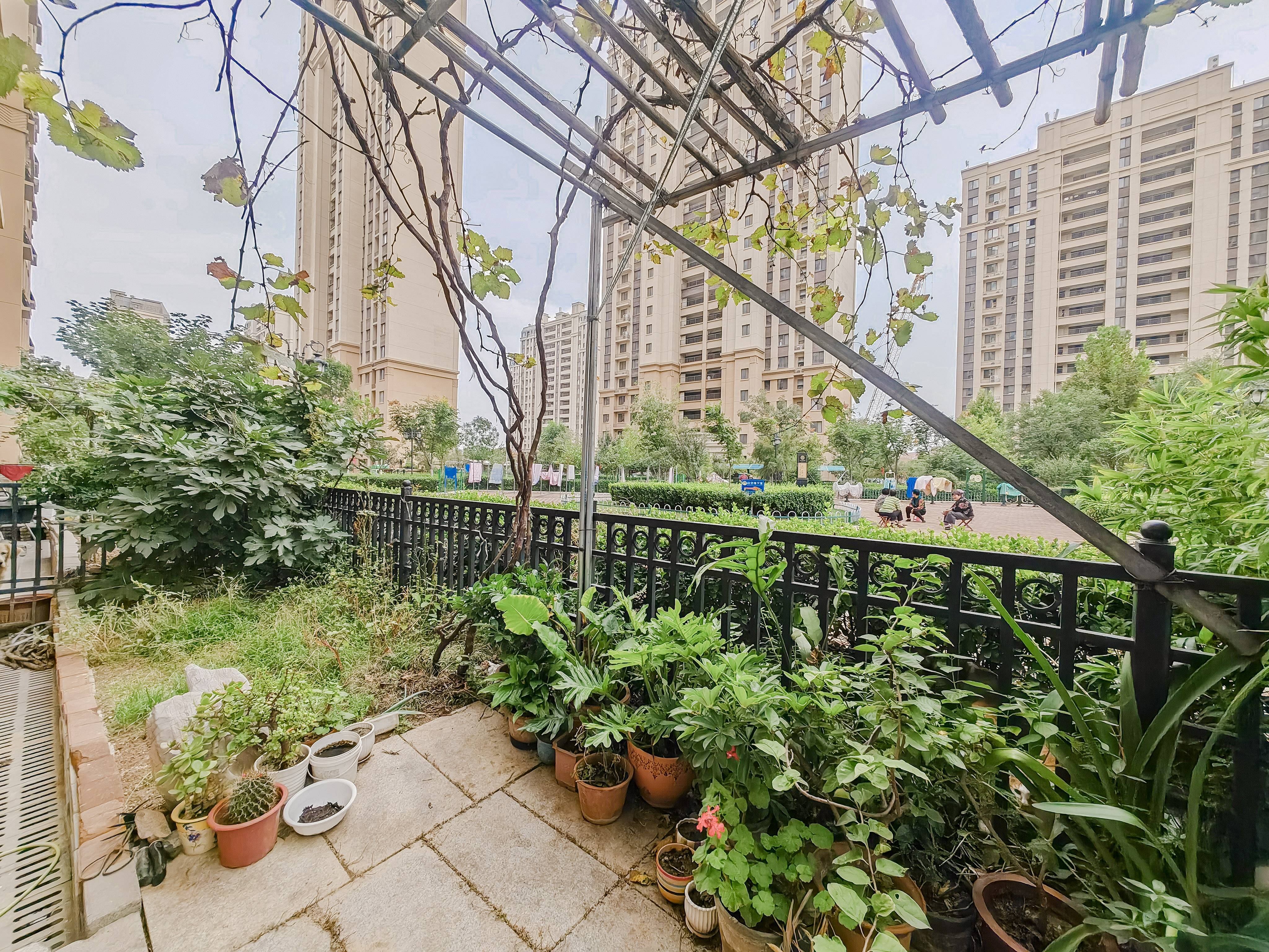  华山带院儿两室，方便看，另有车位可选，小区门口即地铁