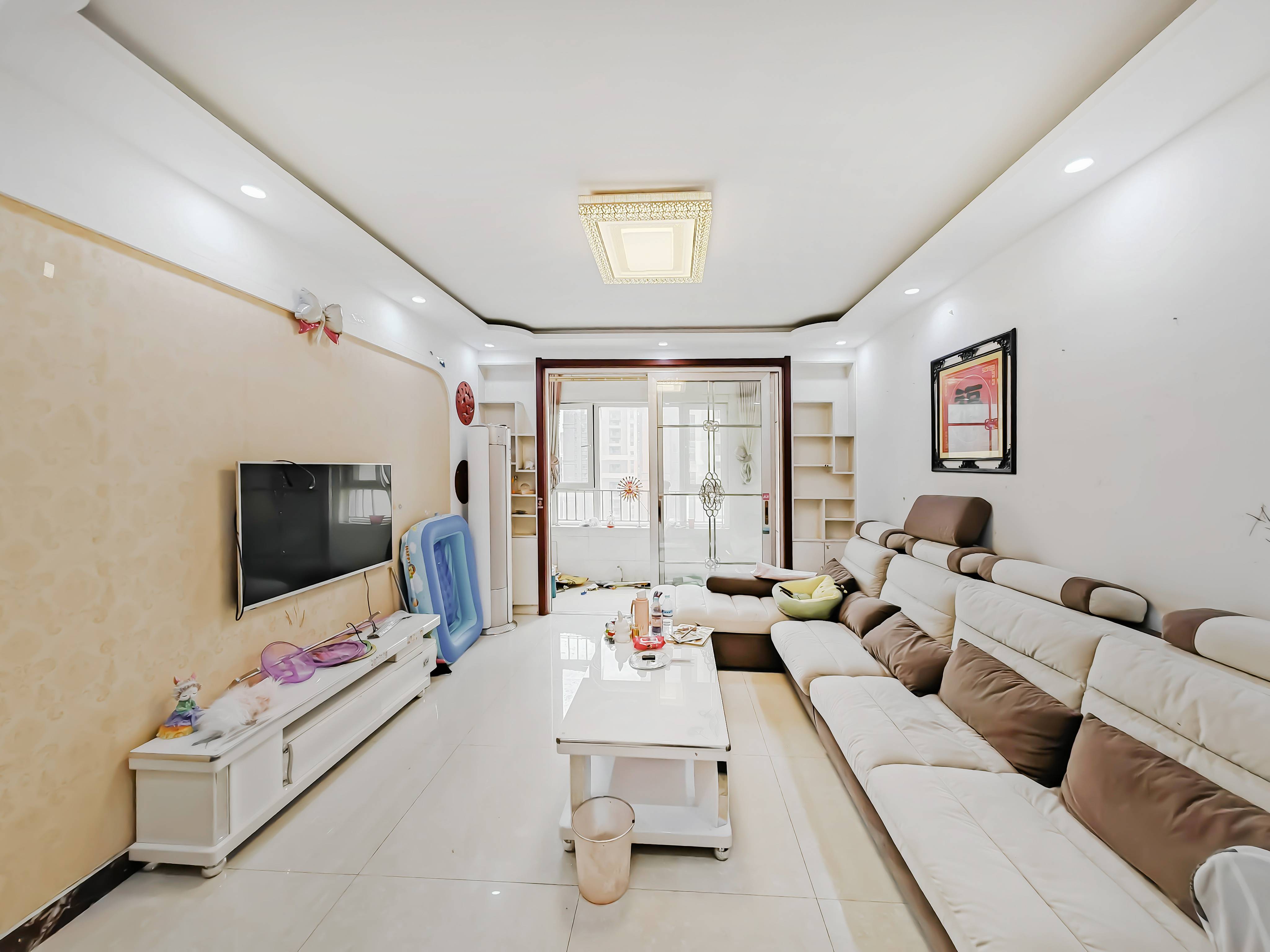  天鸿万象新天剑桥郡 南