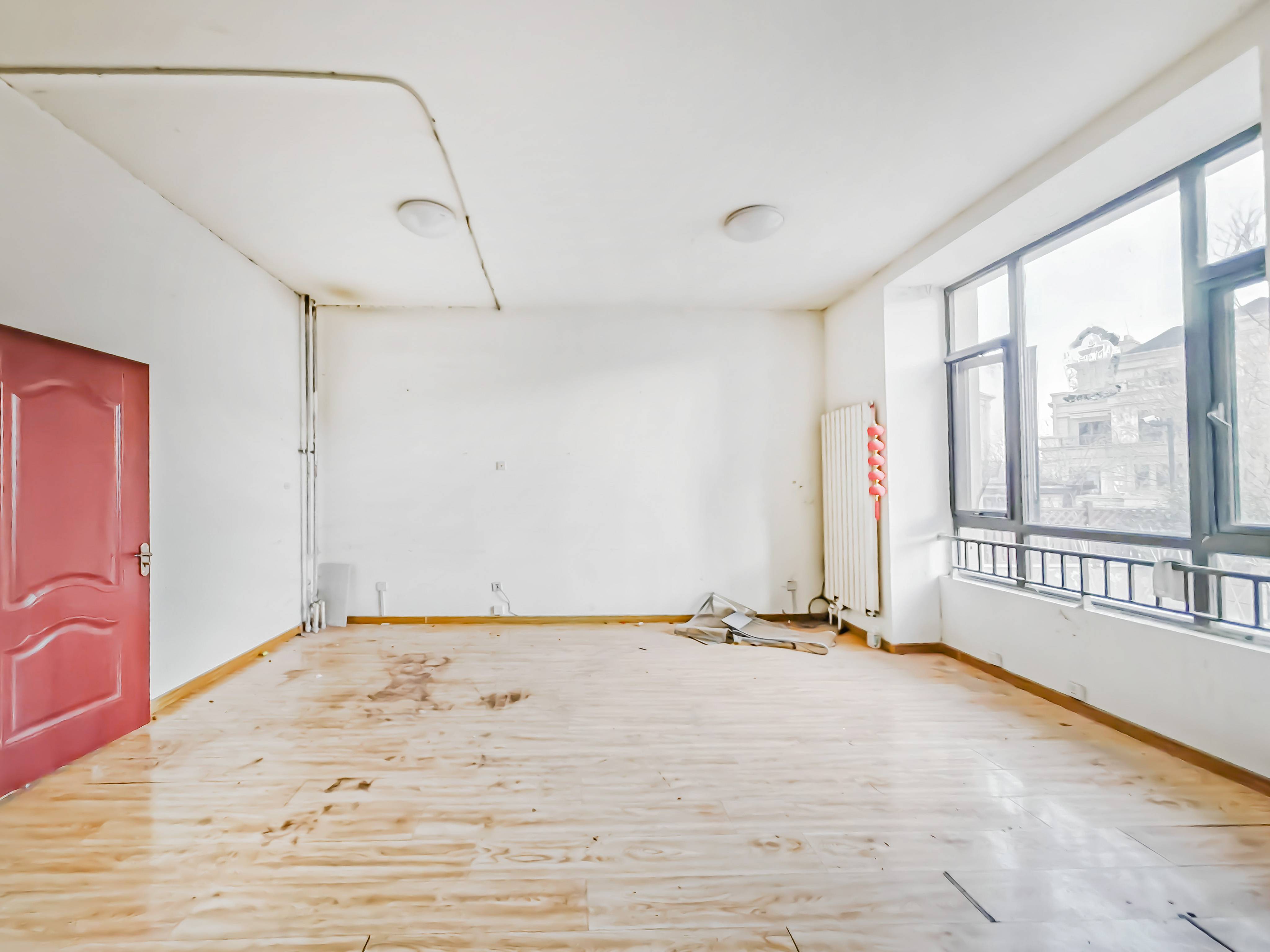  华山珑城别墅，院大120平。证满两年