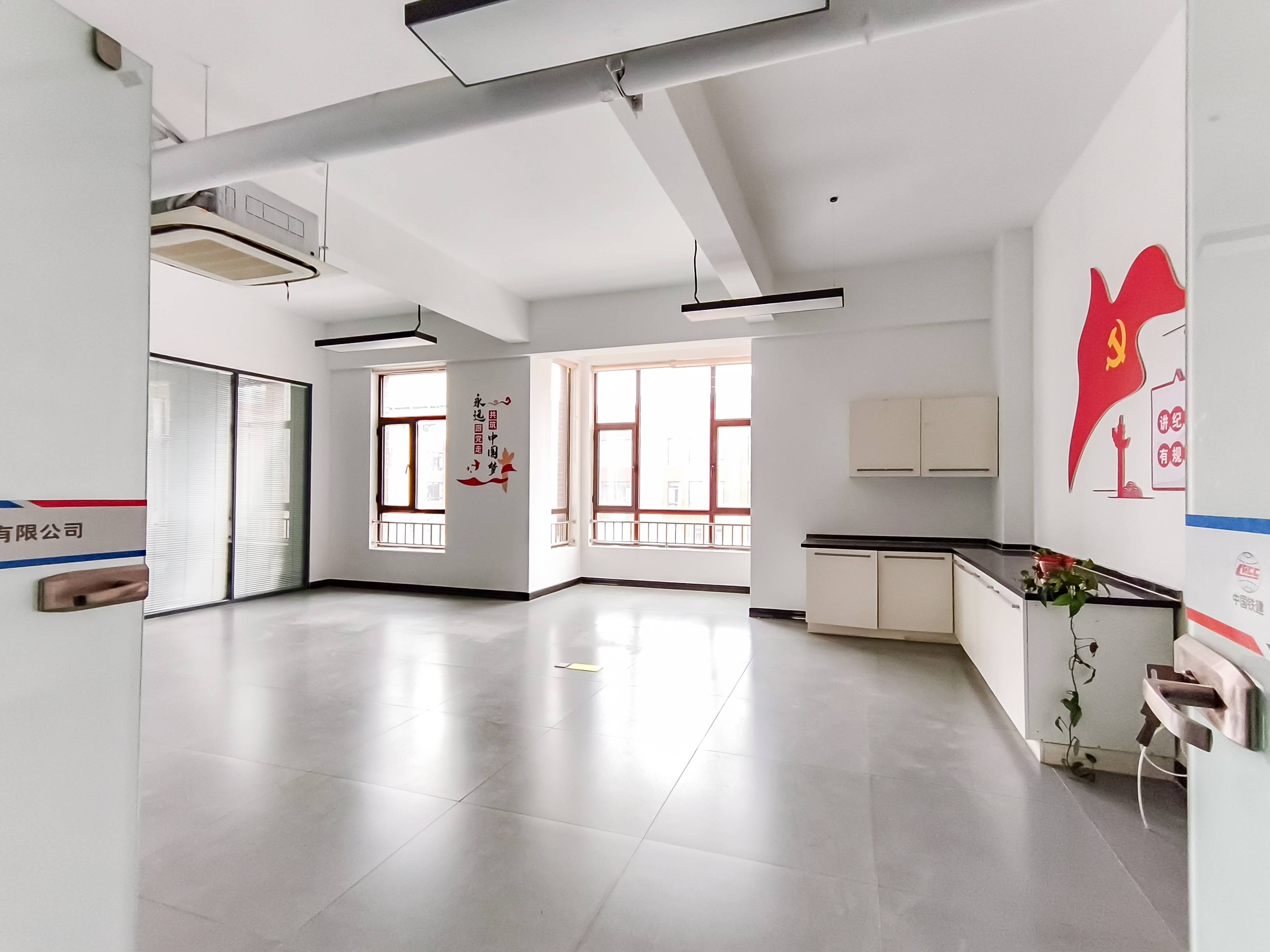  东8区企业公馆3居室低楼层,近地铁随时看房