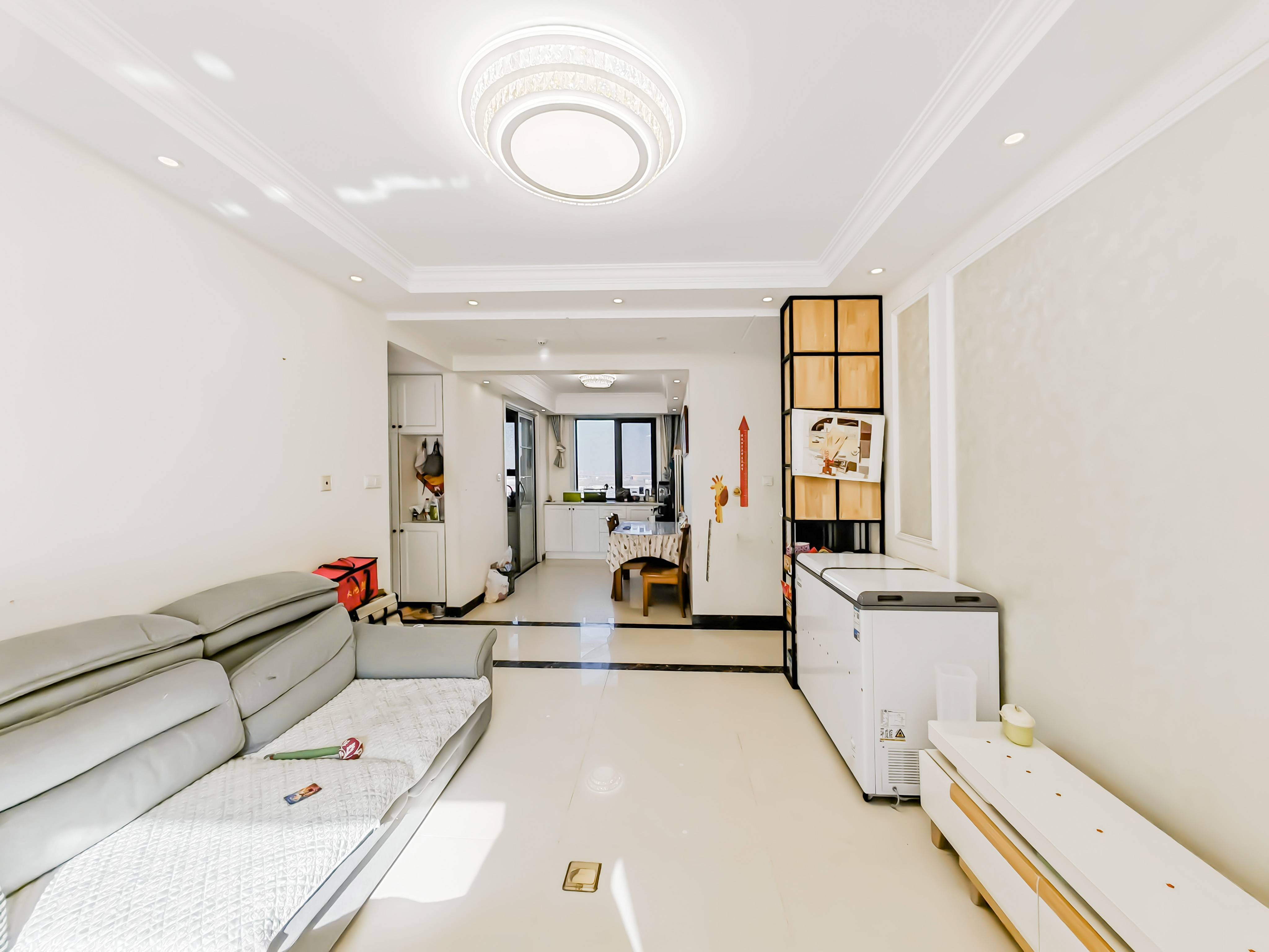  急售方便看房，中海御山首府，中间楼层，边户通透三室，地铁口旁