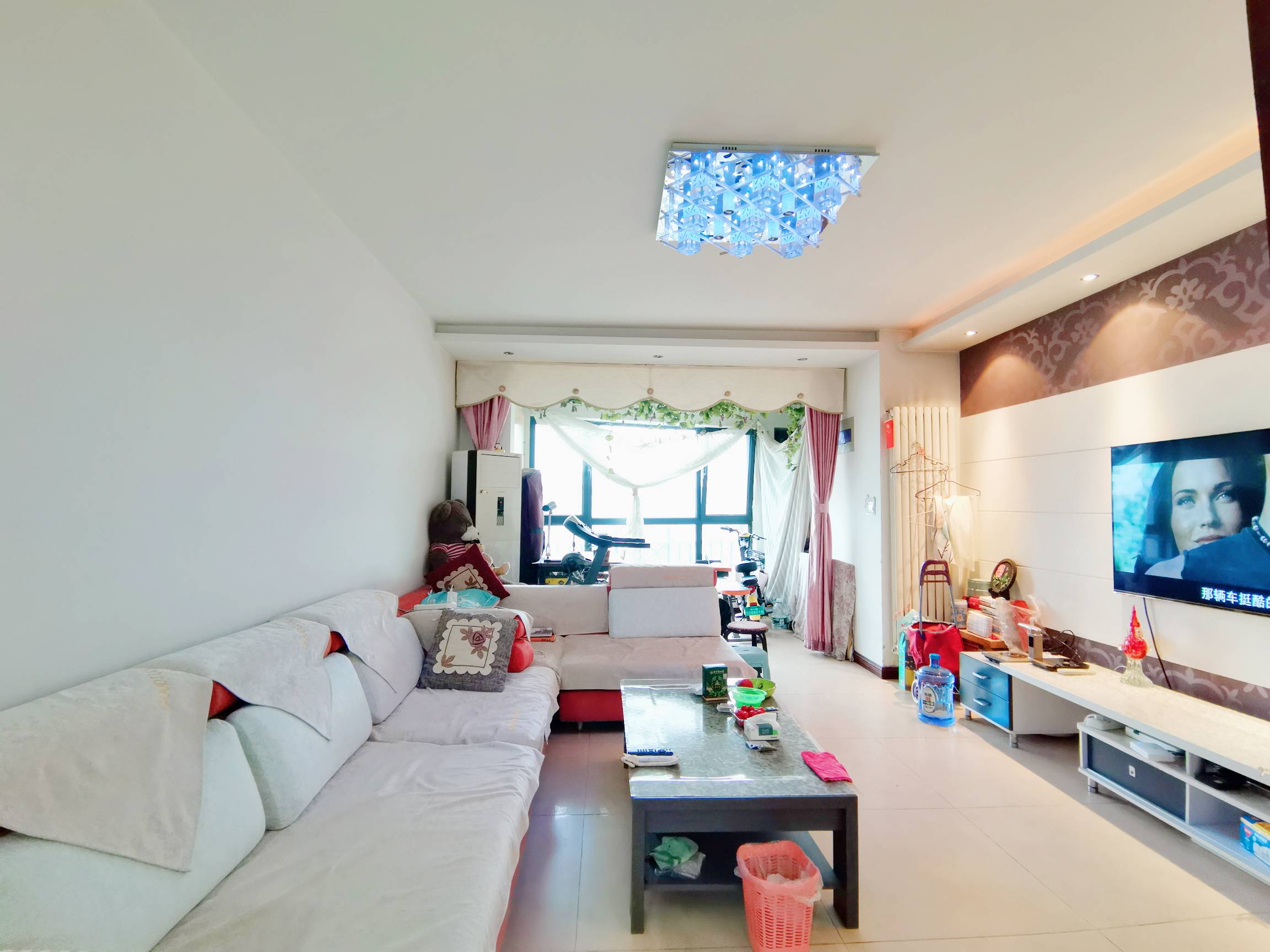  家具家电齐全，拎包入住交通方便