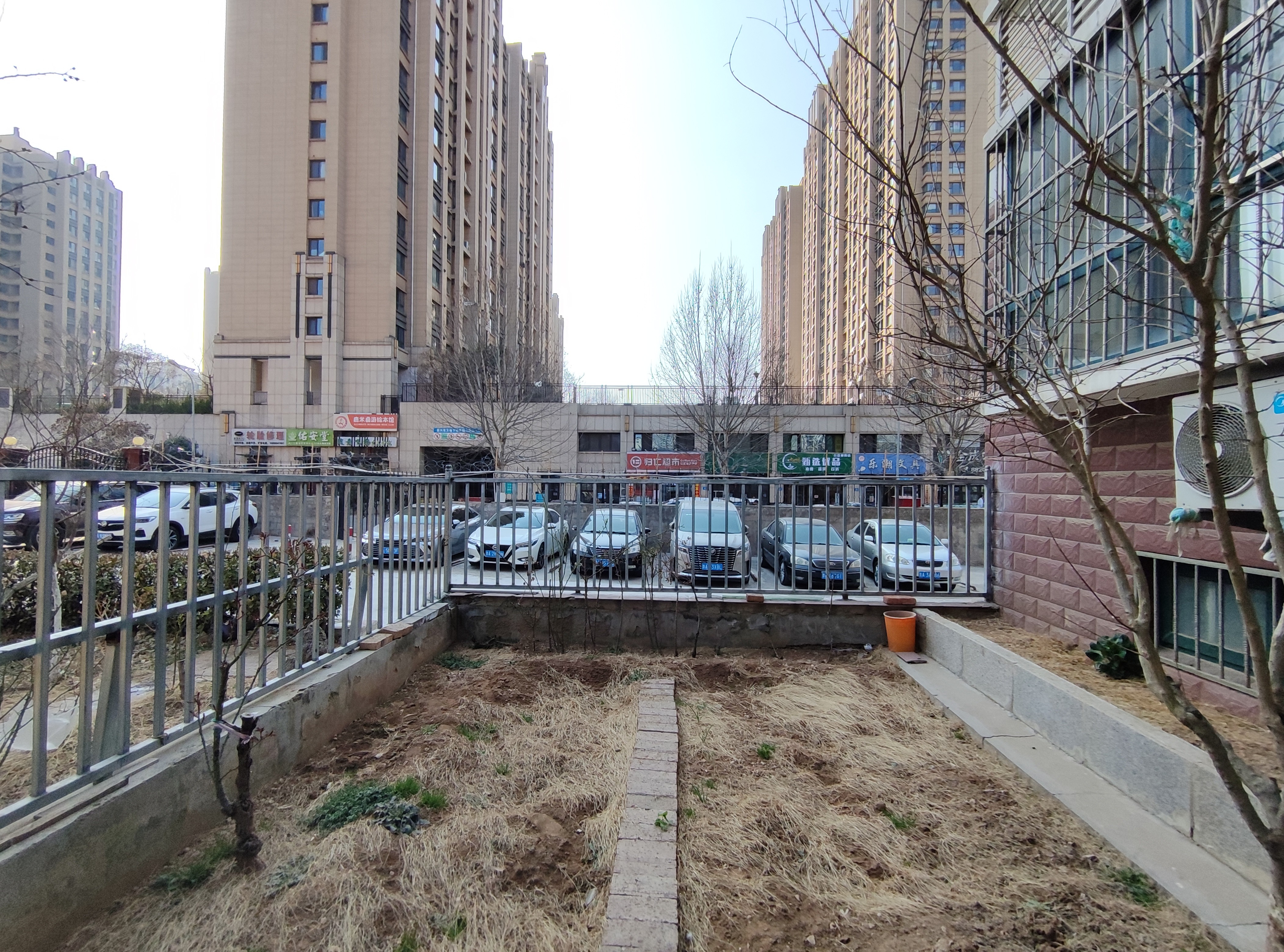  旅游路 龙景苑  户型方正 一楼带院