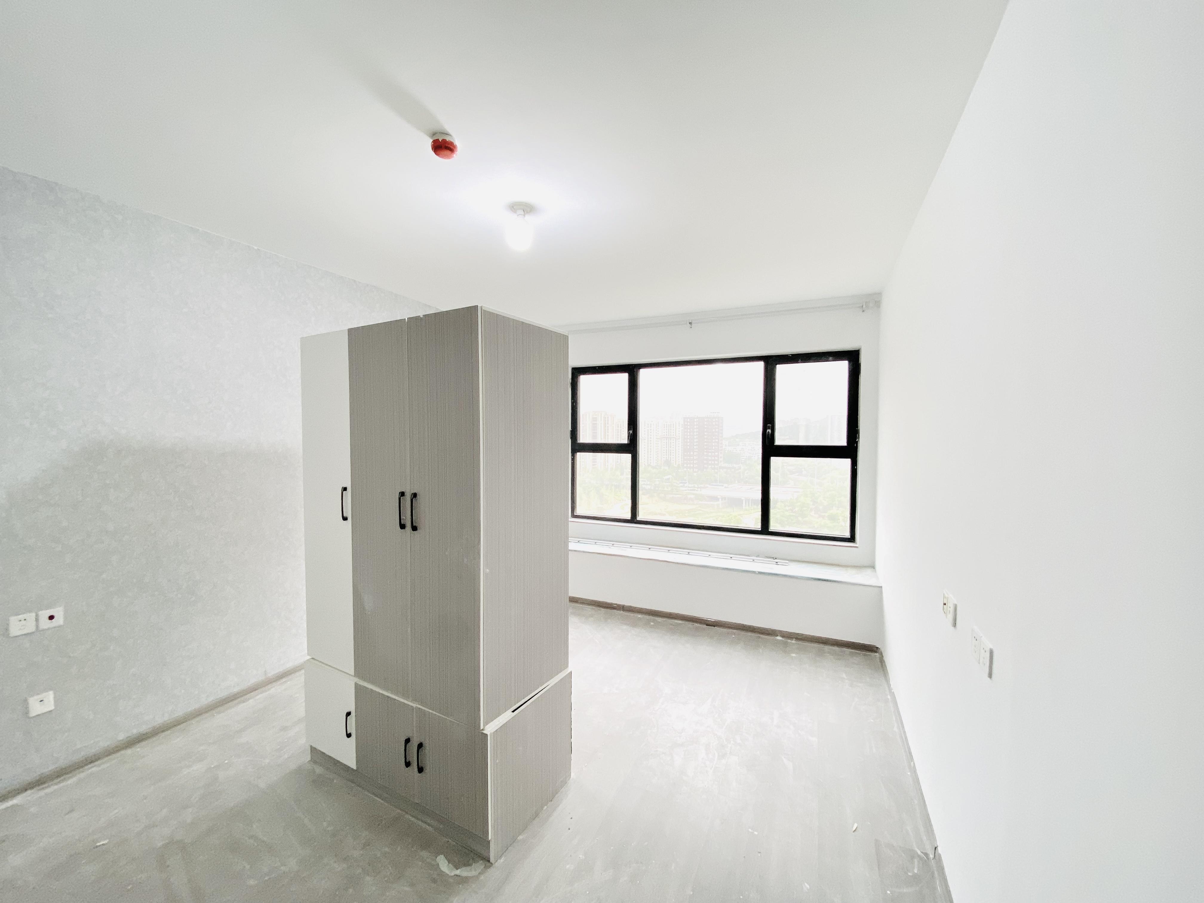 中新国际西城六区,4室2厅,230万,满两年,有电梯