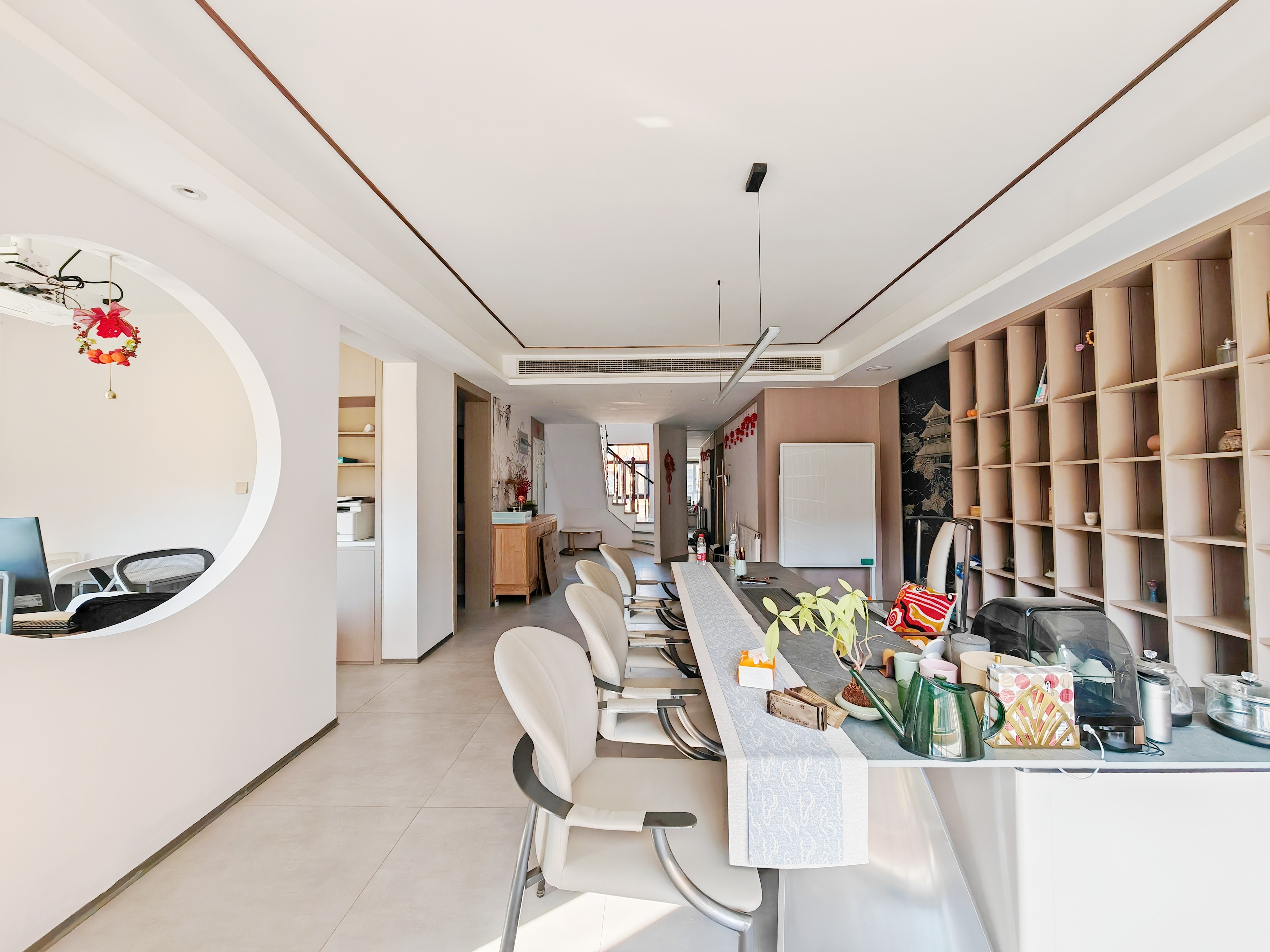  精装电梯洋房，三个卫生间都有窗户，送车位和地下室！