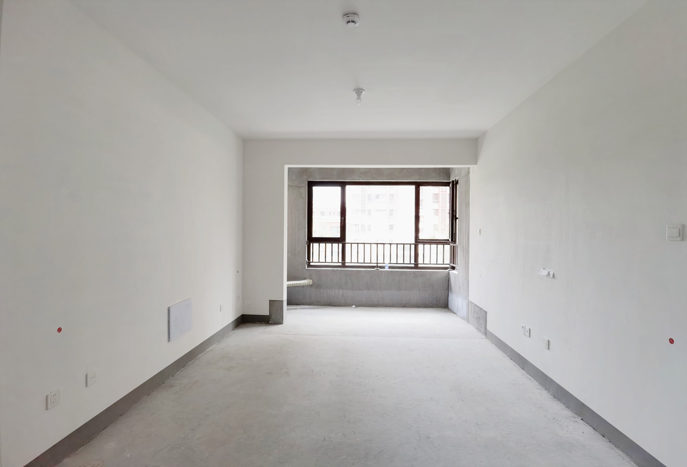  小区门口就是地铁！商业配套齐全!近医院!电梯房