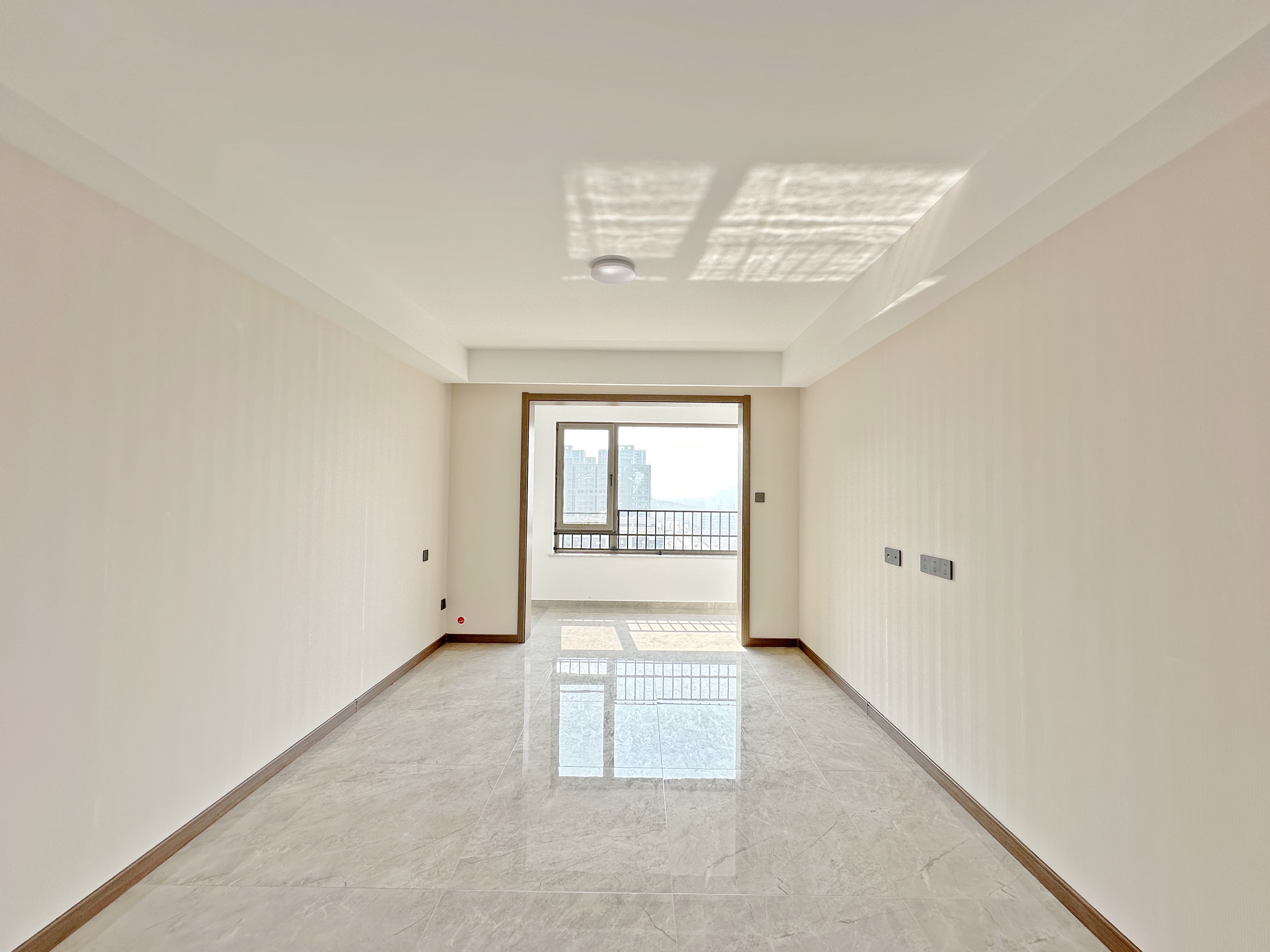  市中万科城  精装三居室 楼层好采光视野佳