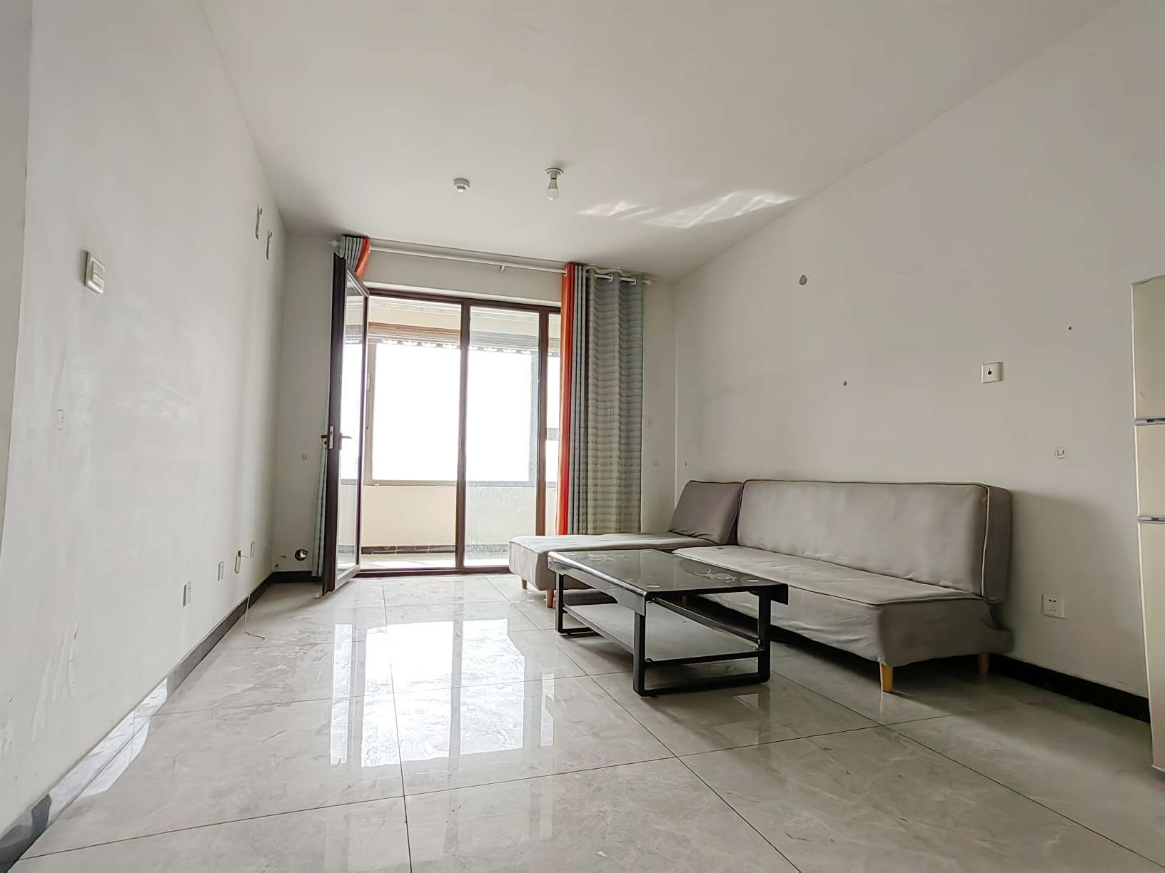  精装修，带车位和配套房，看房方便