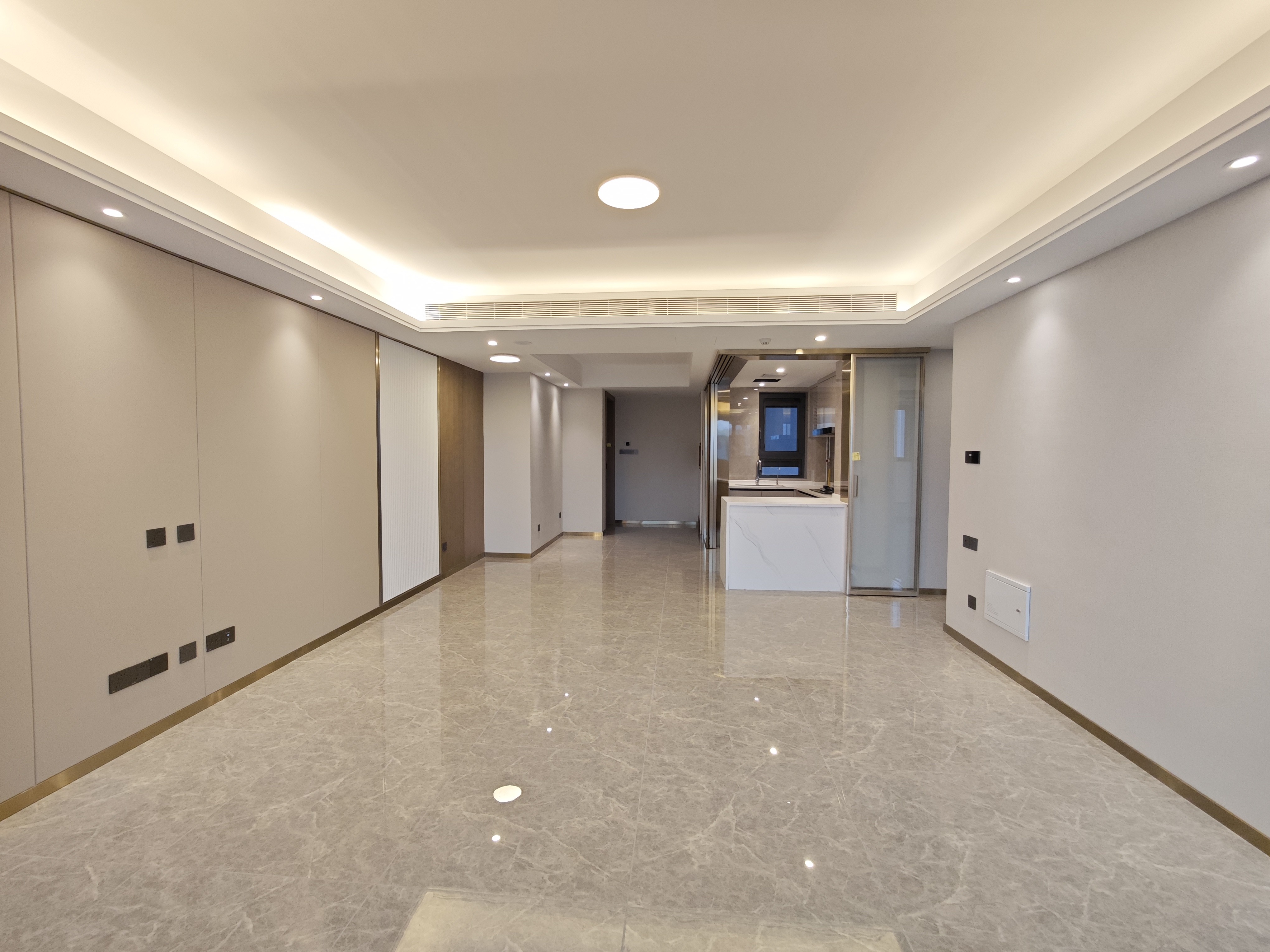  新交付，一天未住，装修风格好，户型好，读燕山，钥匙房。