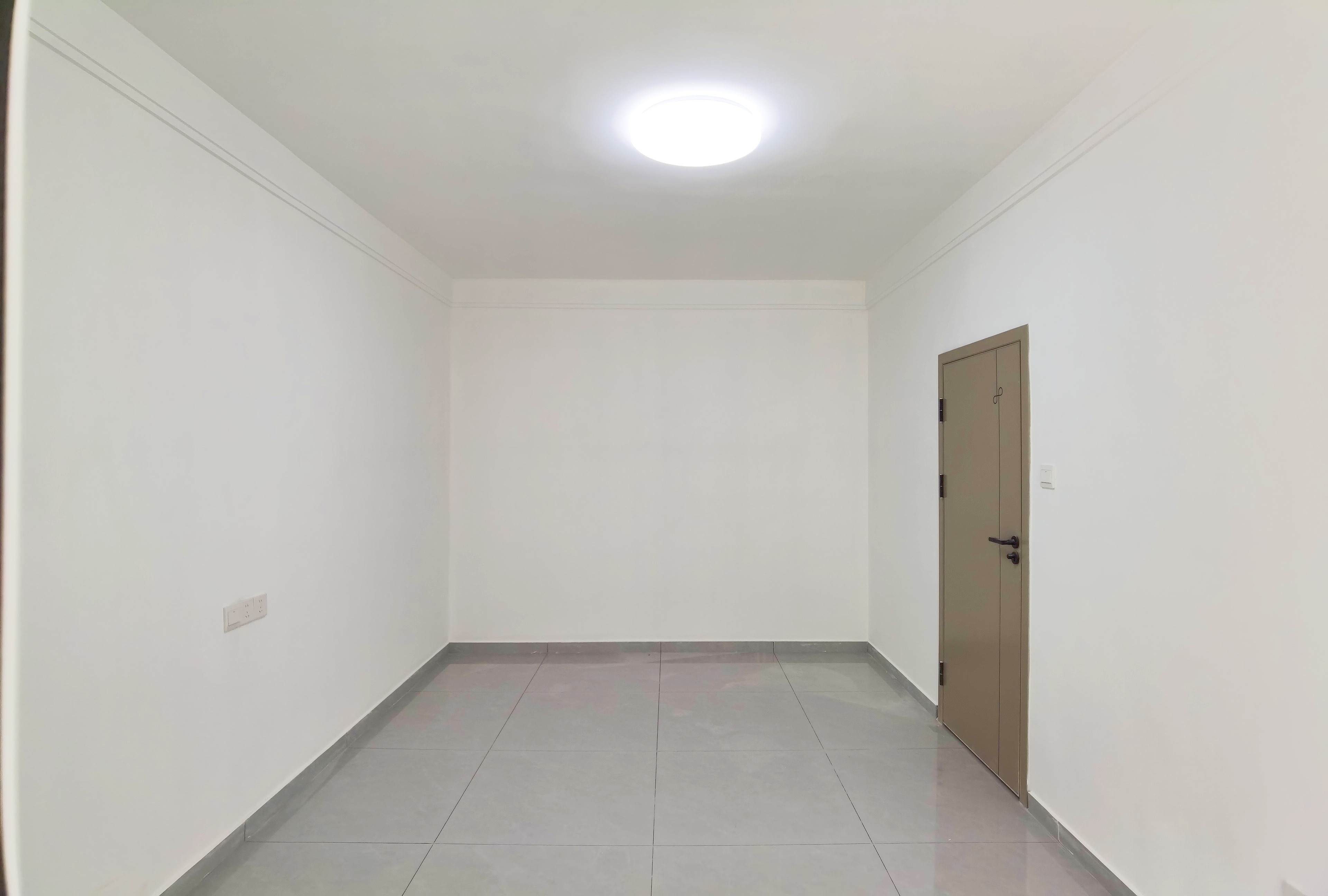  胜利大街小学东邻  两室朝阳 精装未住 中间楼层 价格可谈