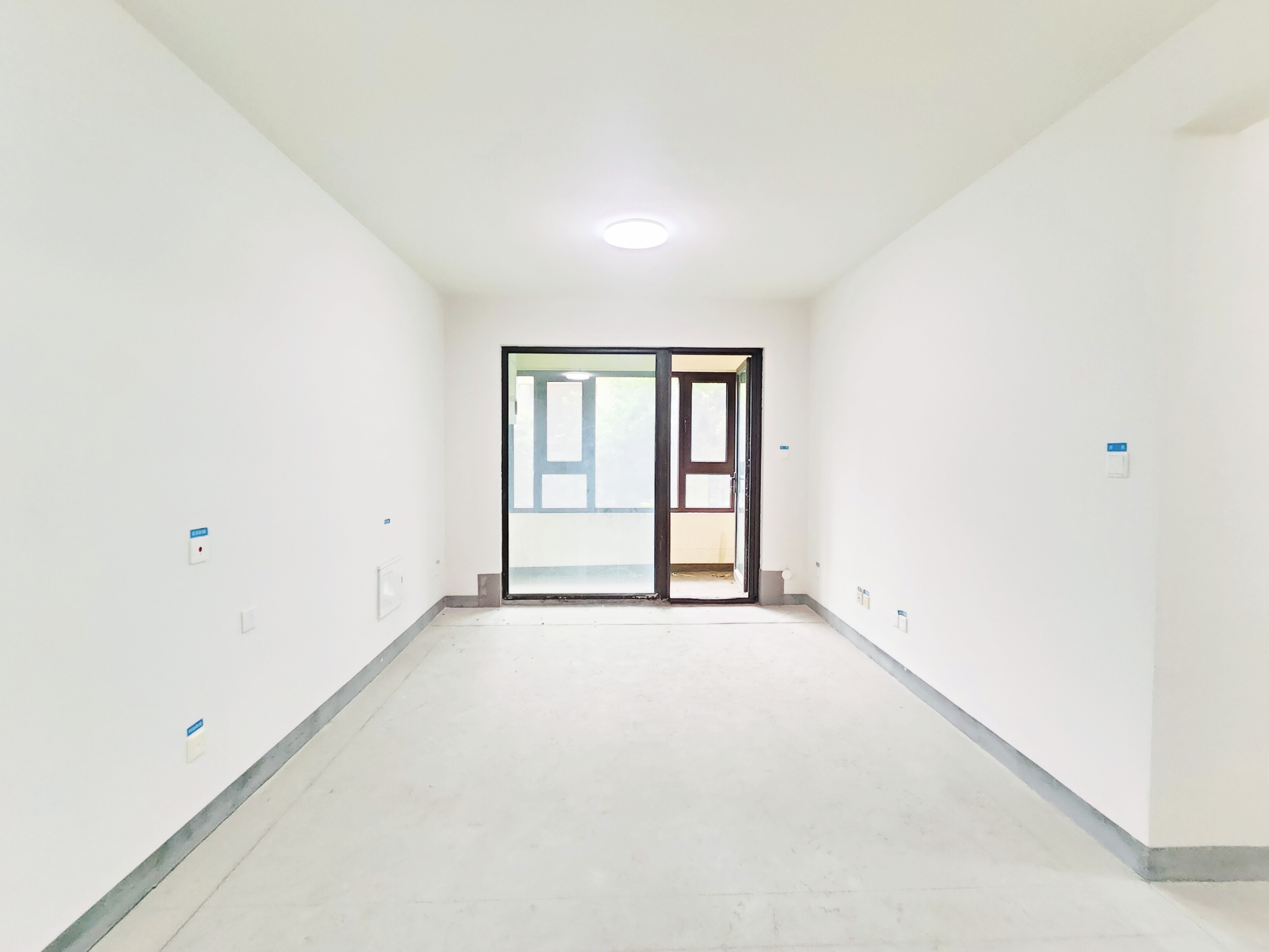  朝南 小三居 临地铁 带电梯  满二