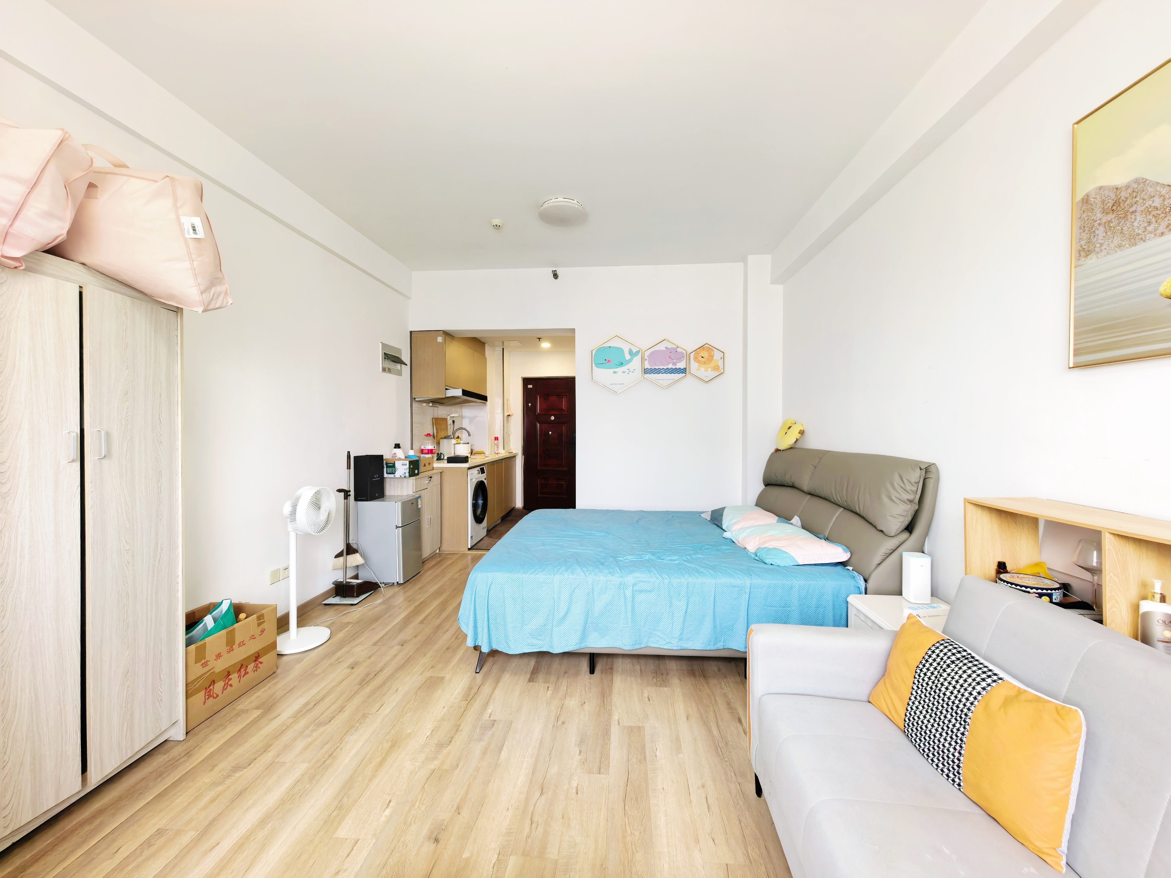  地铁口旁 朝南向 商业街 中间楼层 业主诚心出售 绿地欢乐颂