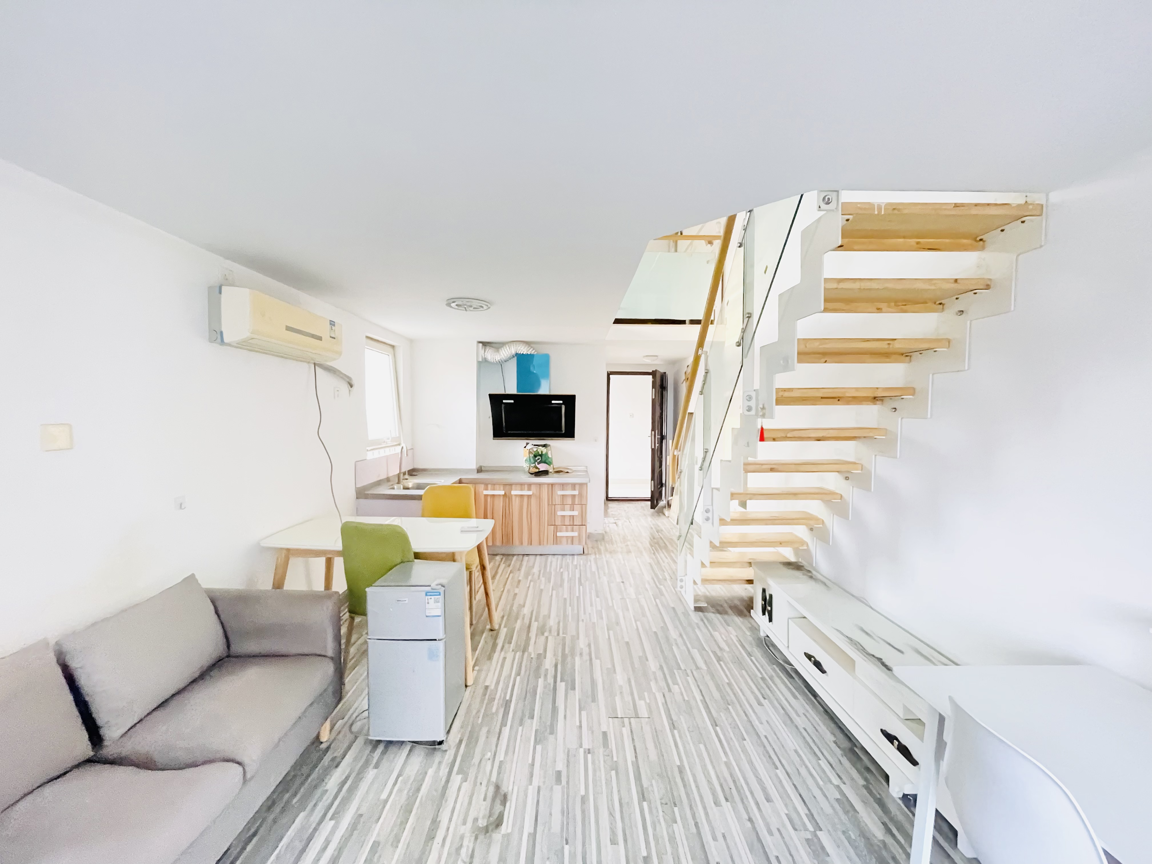  边户，有钥匙，相中房子可谈，地铁口隔壁，高新万达附近