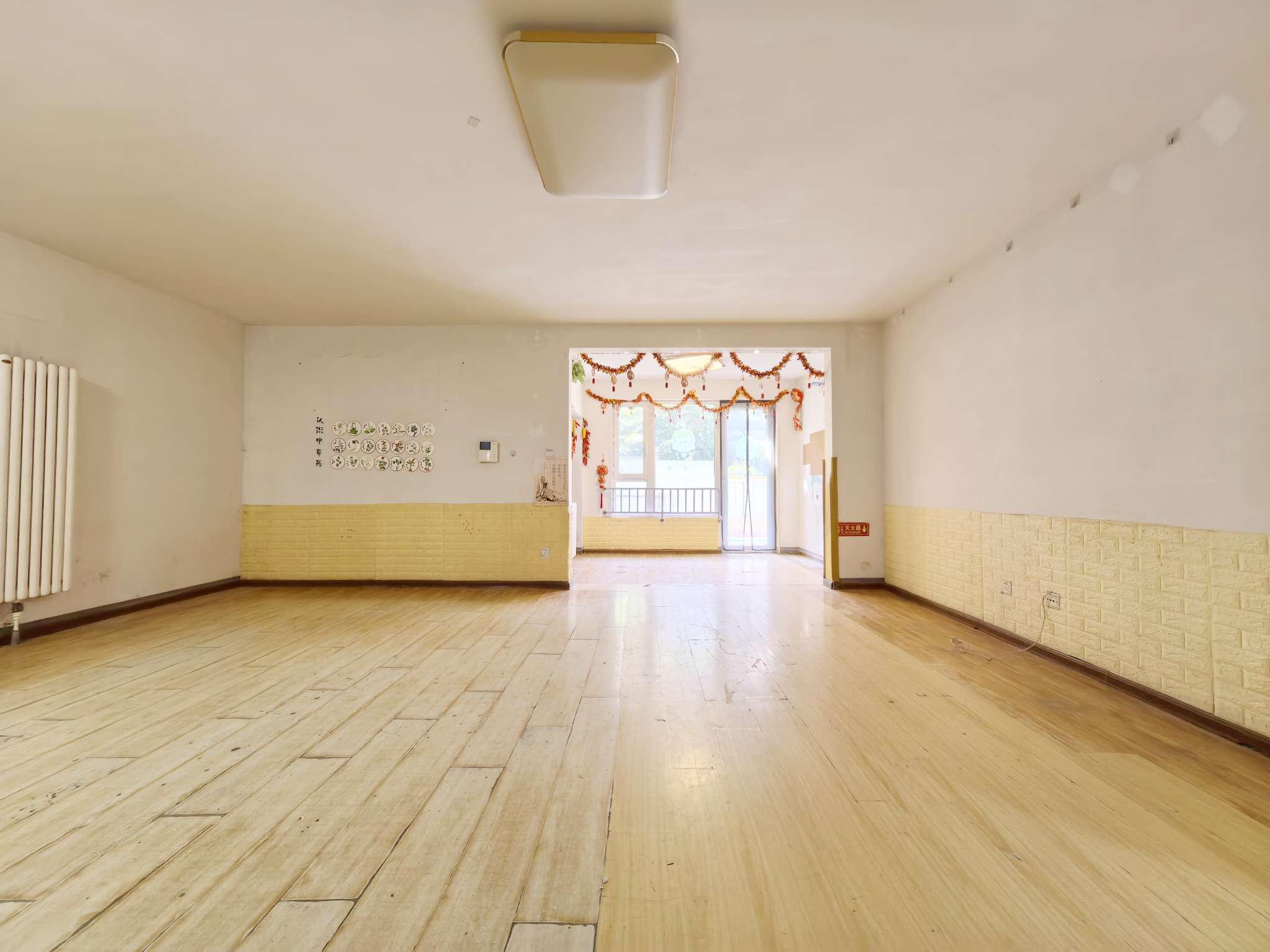  复式一楼带院子 房龄新 经十地铁口 总高6层电梯洋房