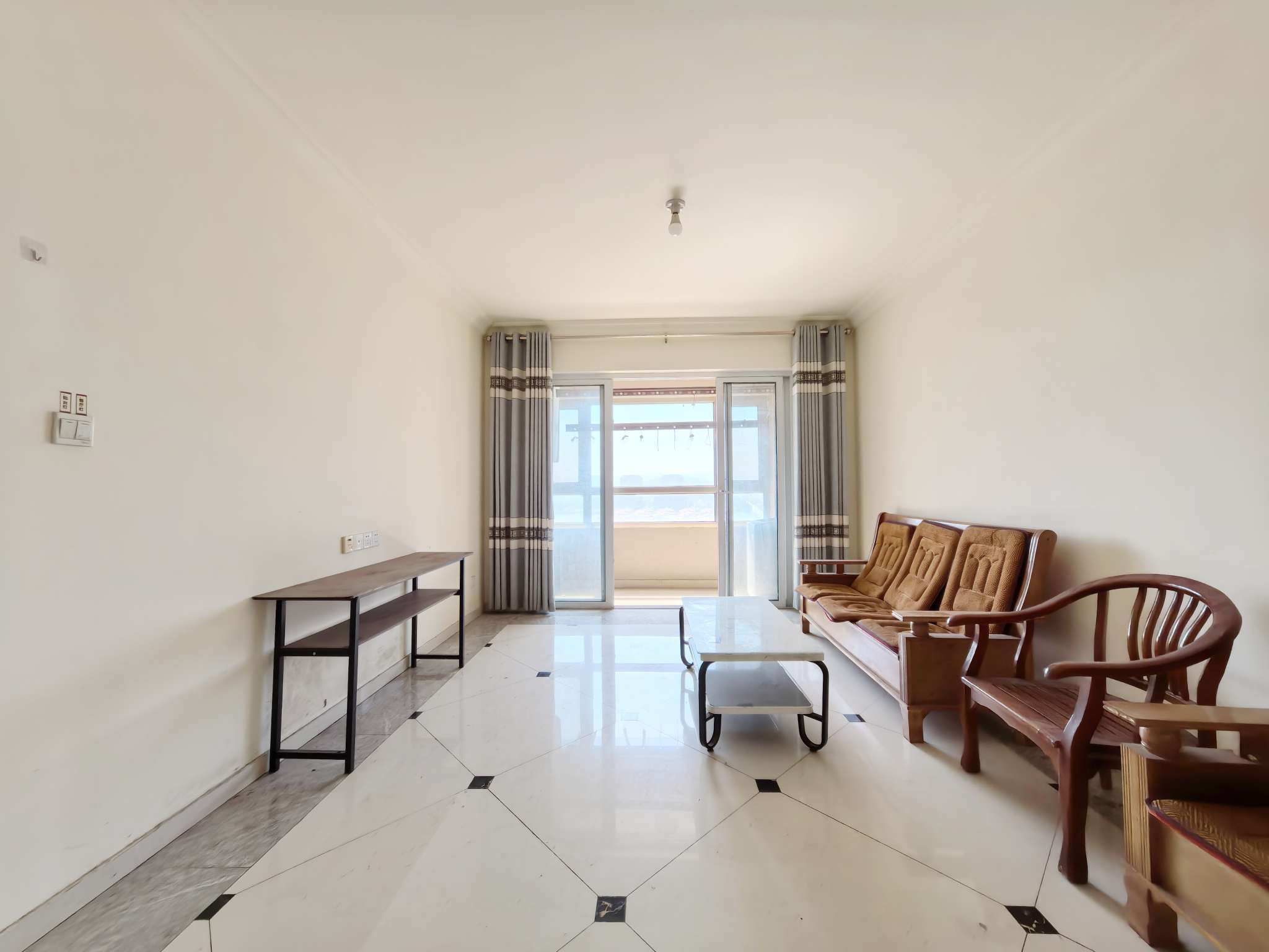  东区8号楼 业主诚心出售！精装三室 带车位 离地铁近