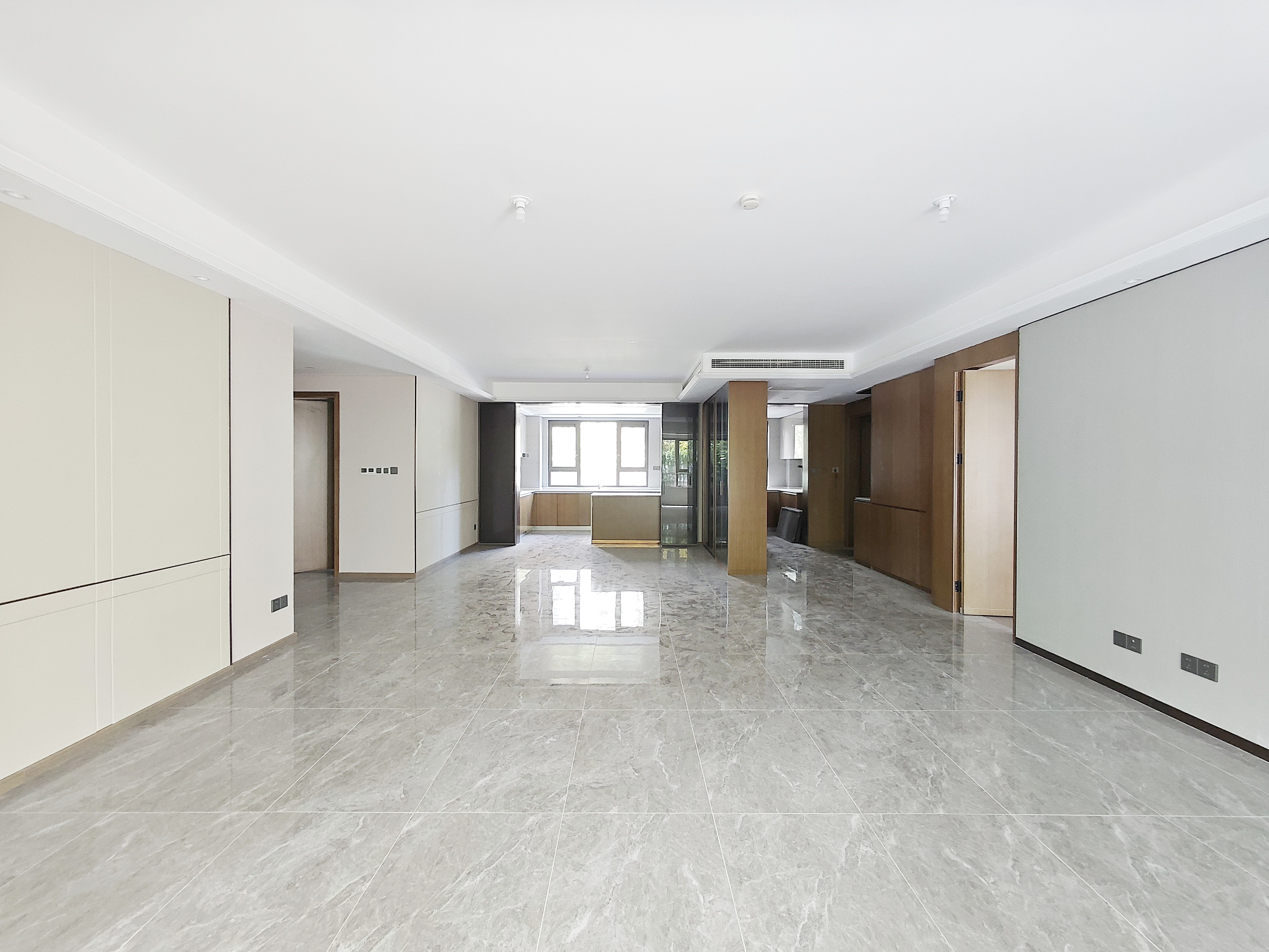  临地铁 次新房 看房找小潘精装可拎包入住 正规商品房 电梯房