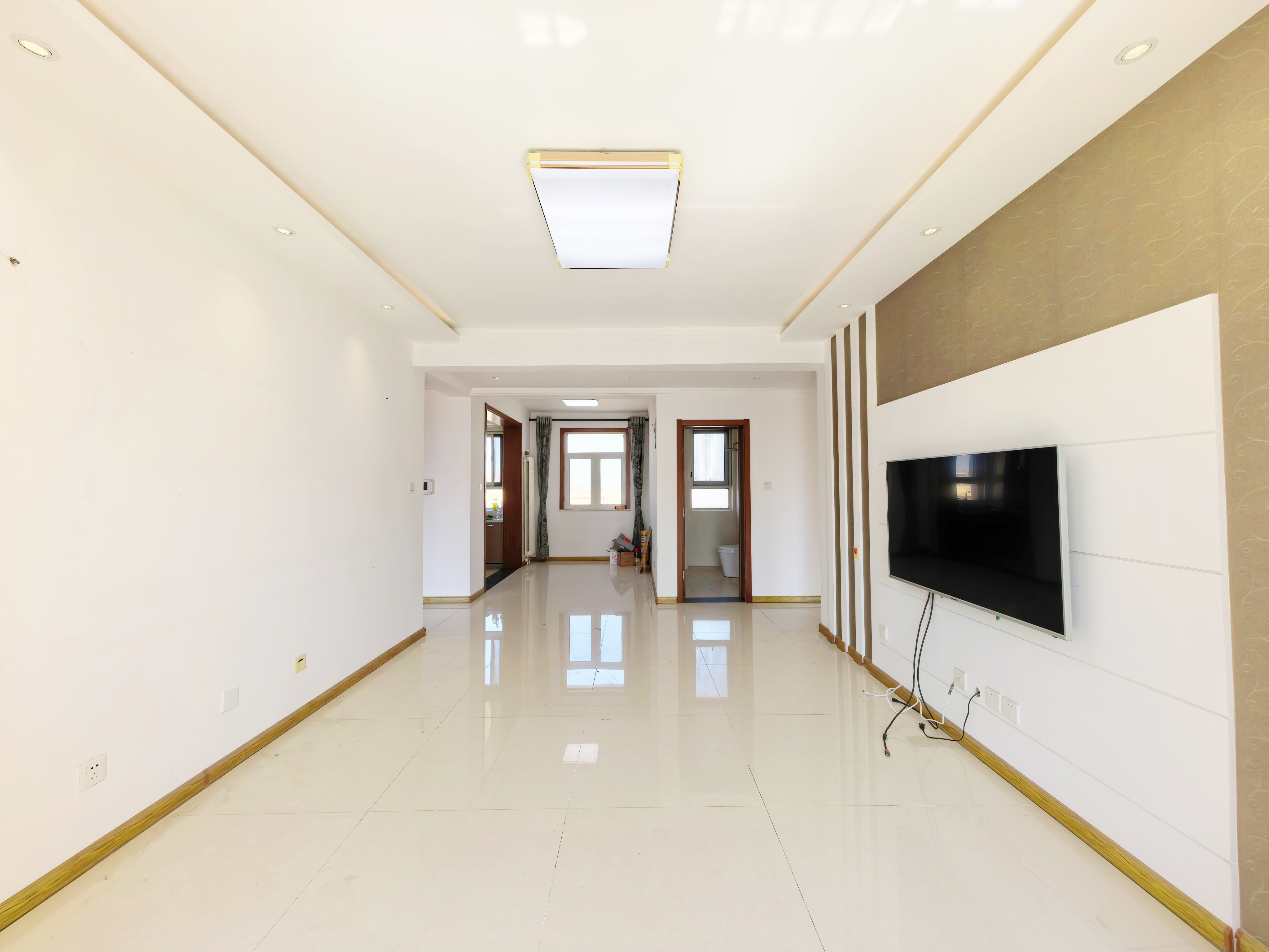  三室双卫南北通透 三叶草落地窗 有钥匙 诚心卖 绿地国际花都