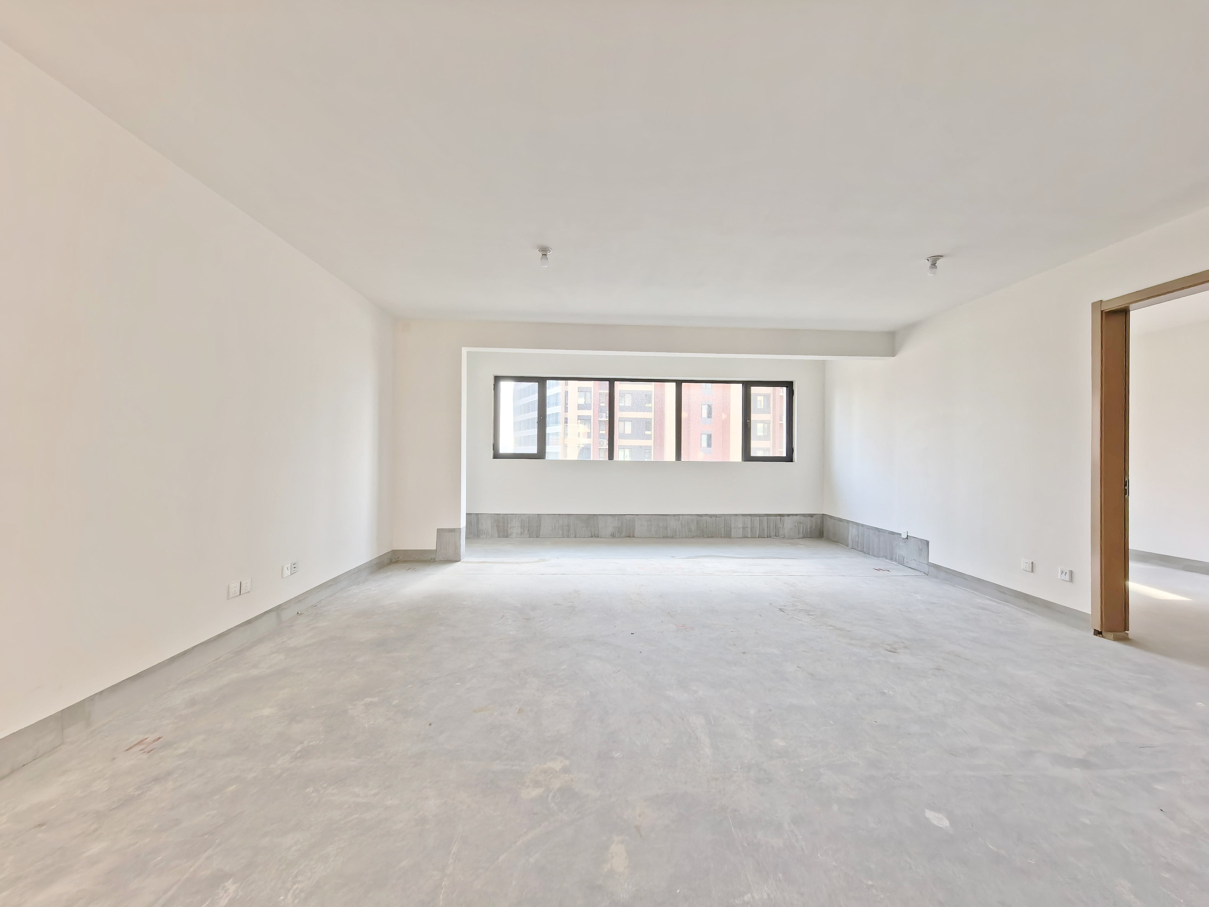  中建大学里 南北