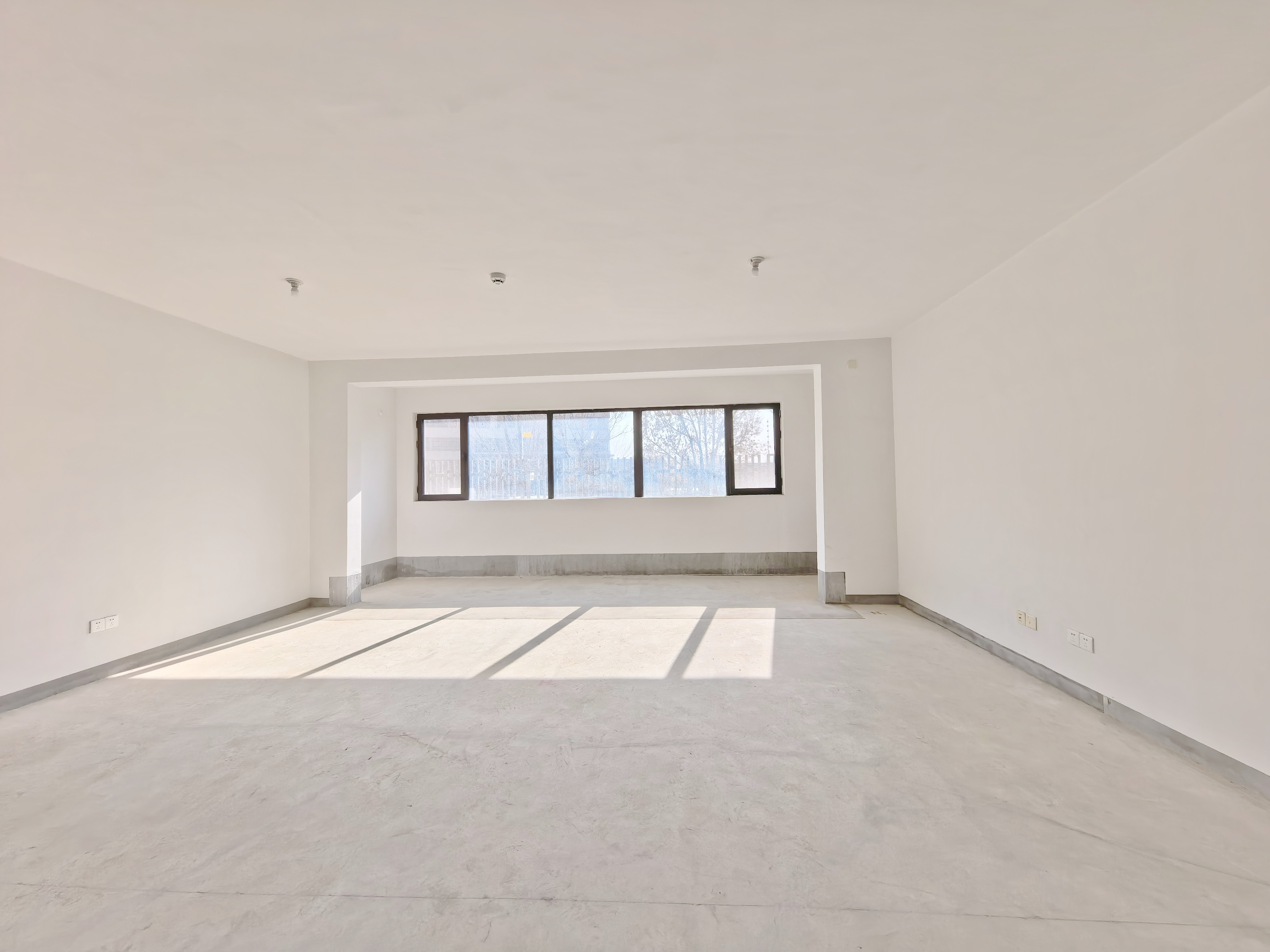  中建大学里 南北