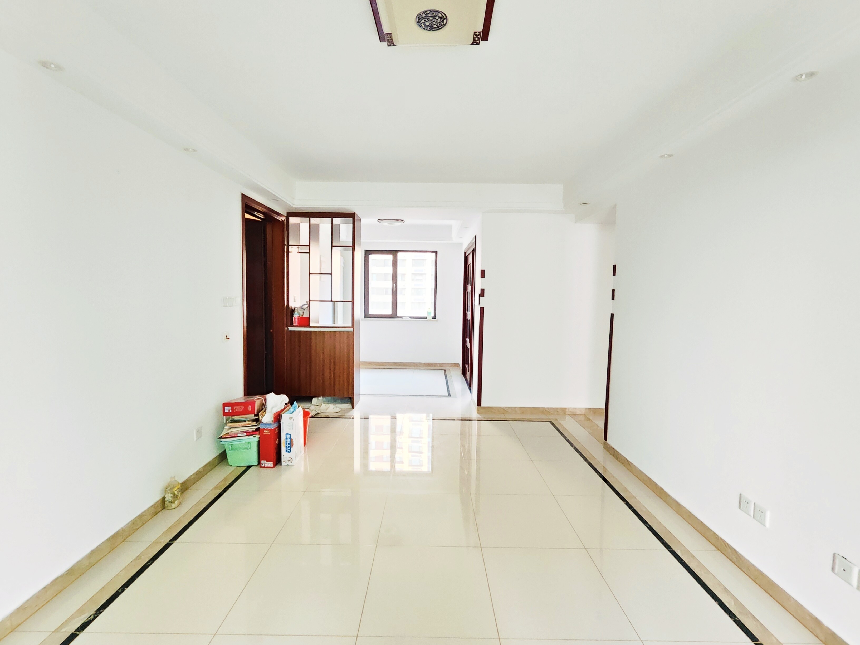  急售，不靠高速，中间楼层，三室双卫，边户南北通透，中海御景台