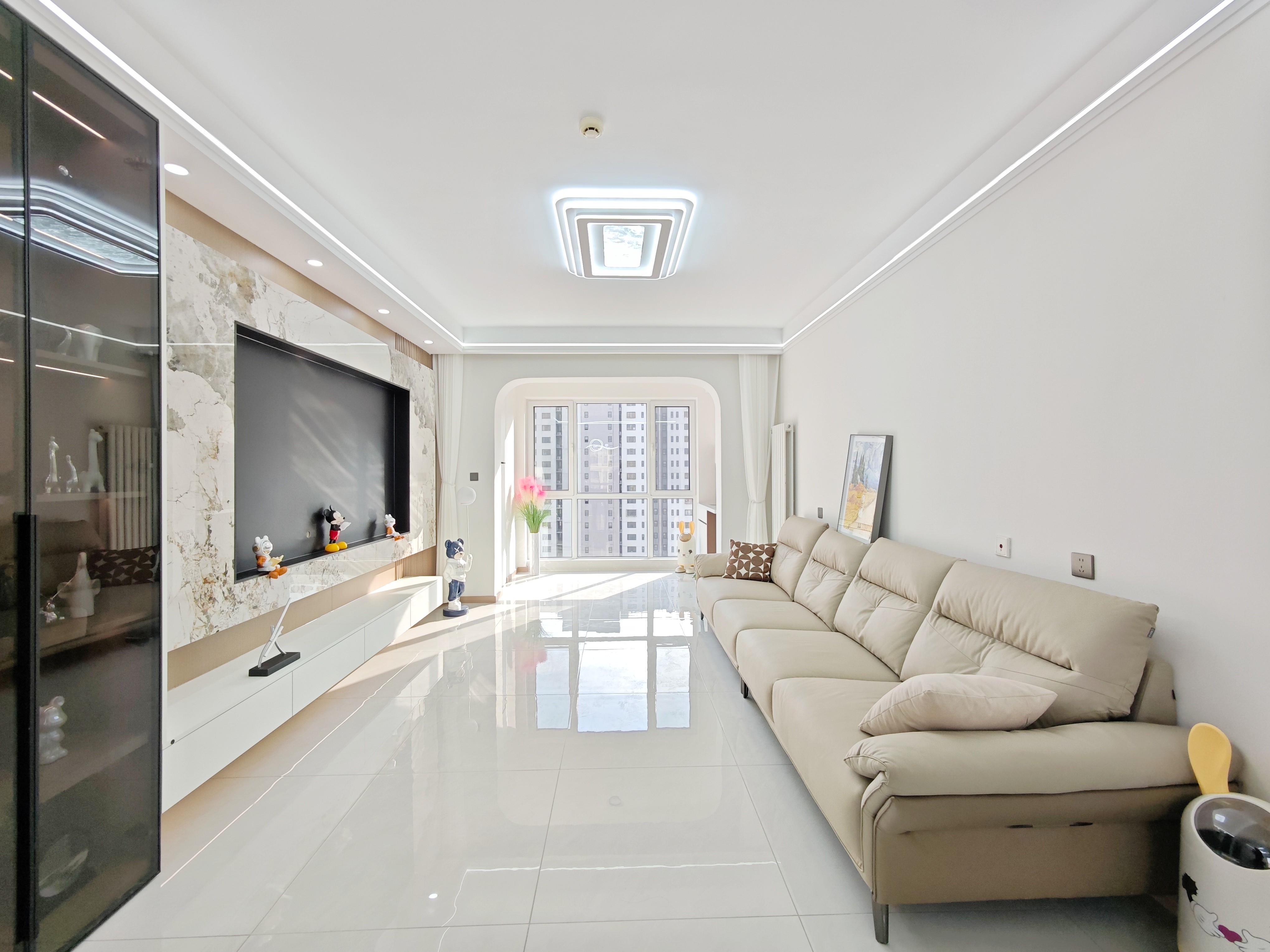  绿地中央广场四区 17楼南北通透 随时看房诚心卖 可谈！