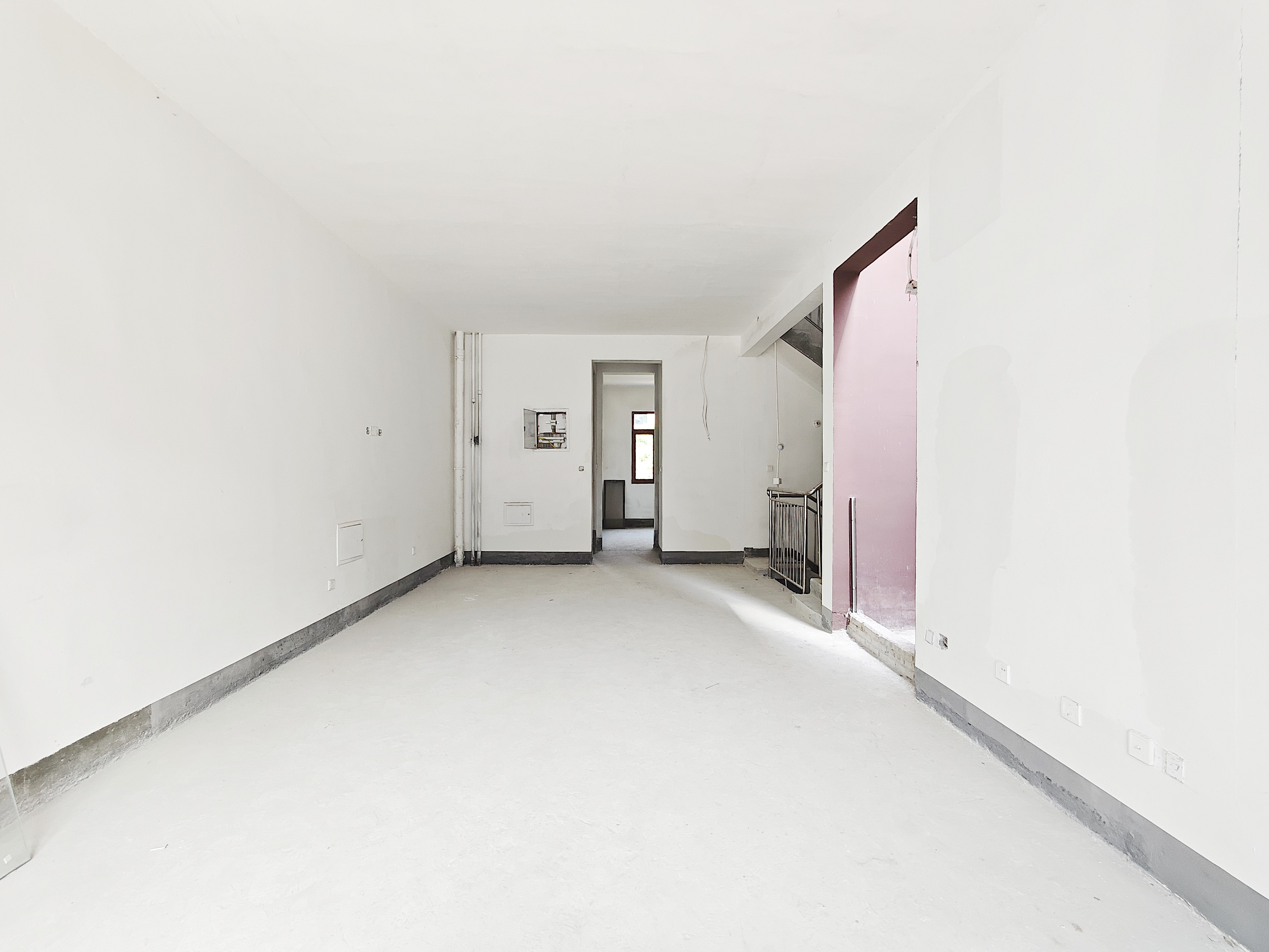  2022年次新别墅.纯毛坯.一楼带院带露台.燕山立交桥南