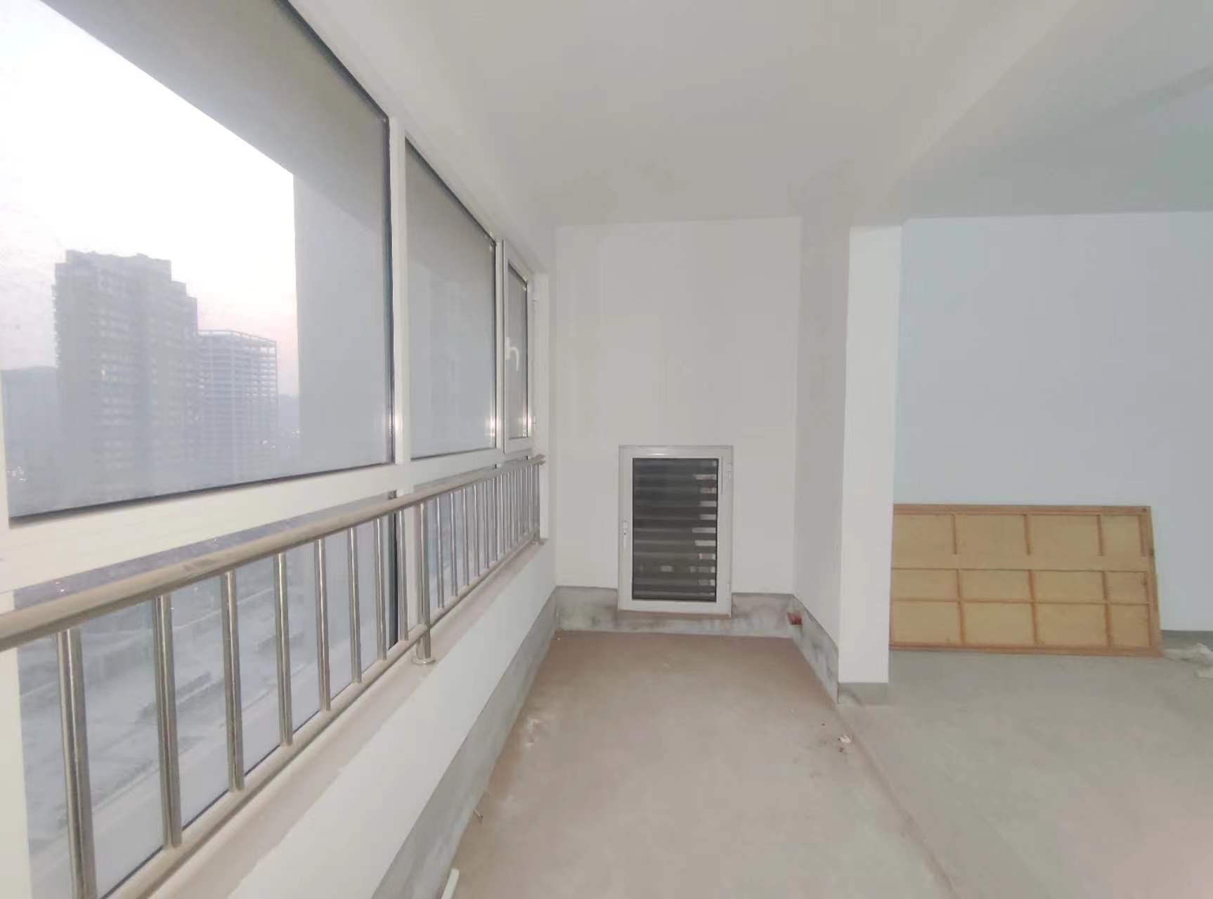  汉峪 凤凰国际城南区  四室两厅，车位地下室，诚意出售